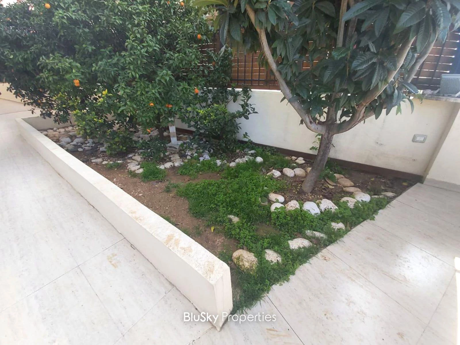 Apartment 190m² Terrace for Sale in Halat — photo 3