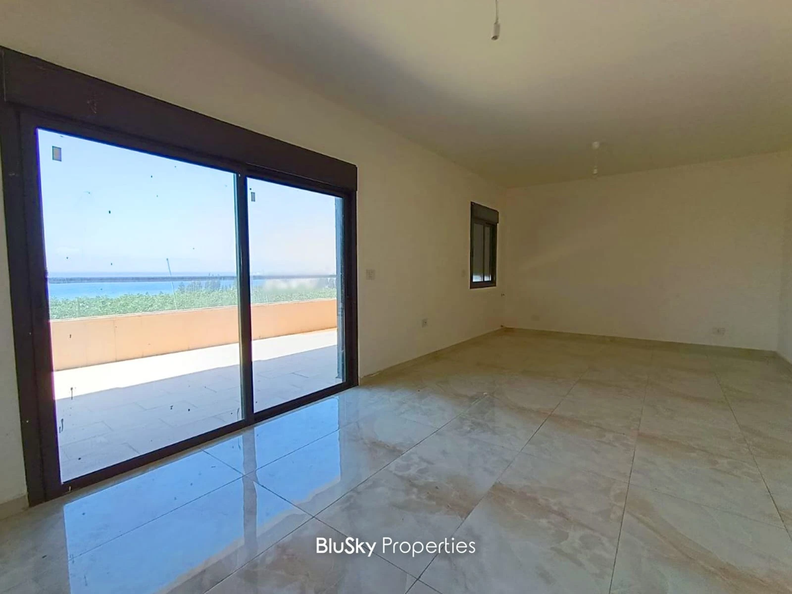 Apartment 200m² with Balcony for Sale in Halat