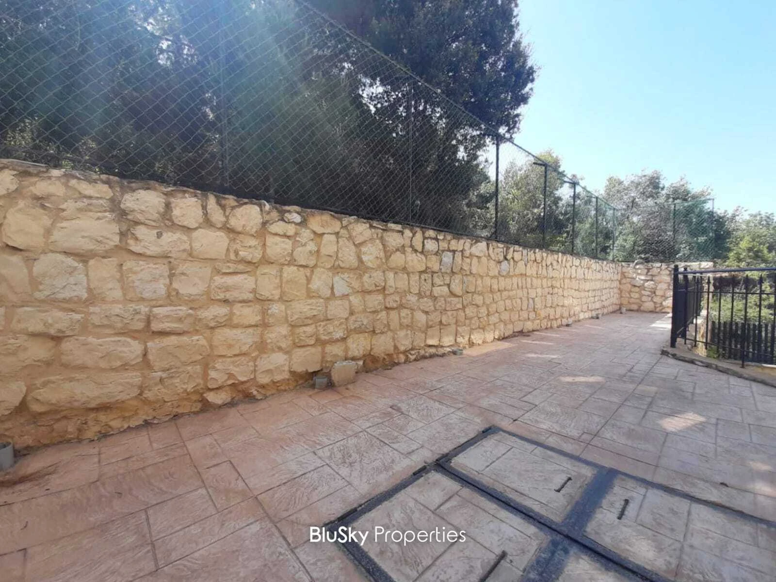 Apartment 215m² Terrace for Sale in Halat — photo 3