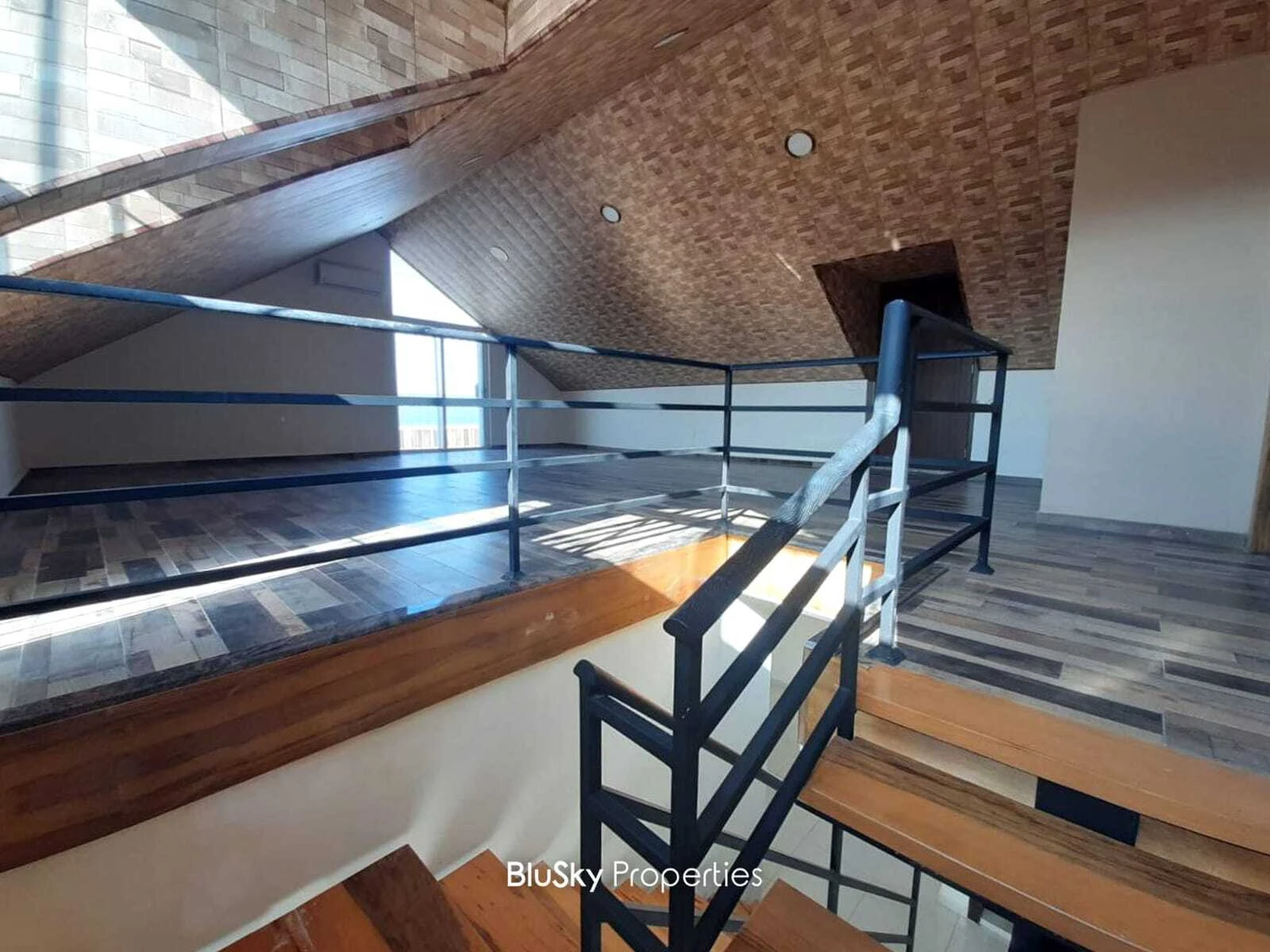 Duplex 260m² Balcony for Sale in Halat
