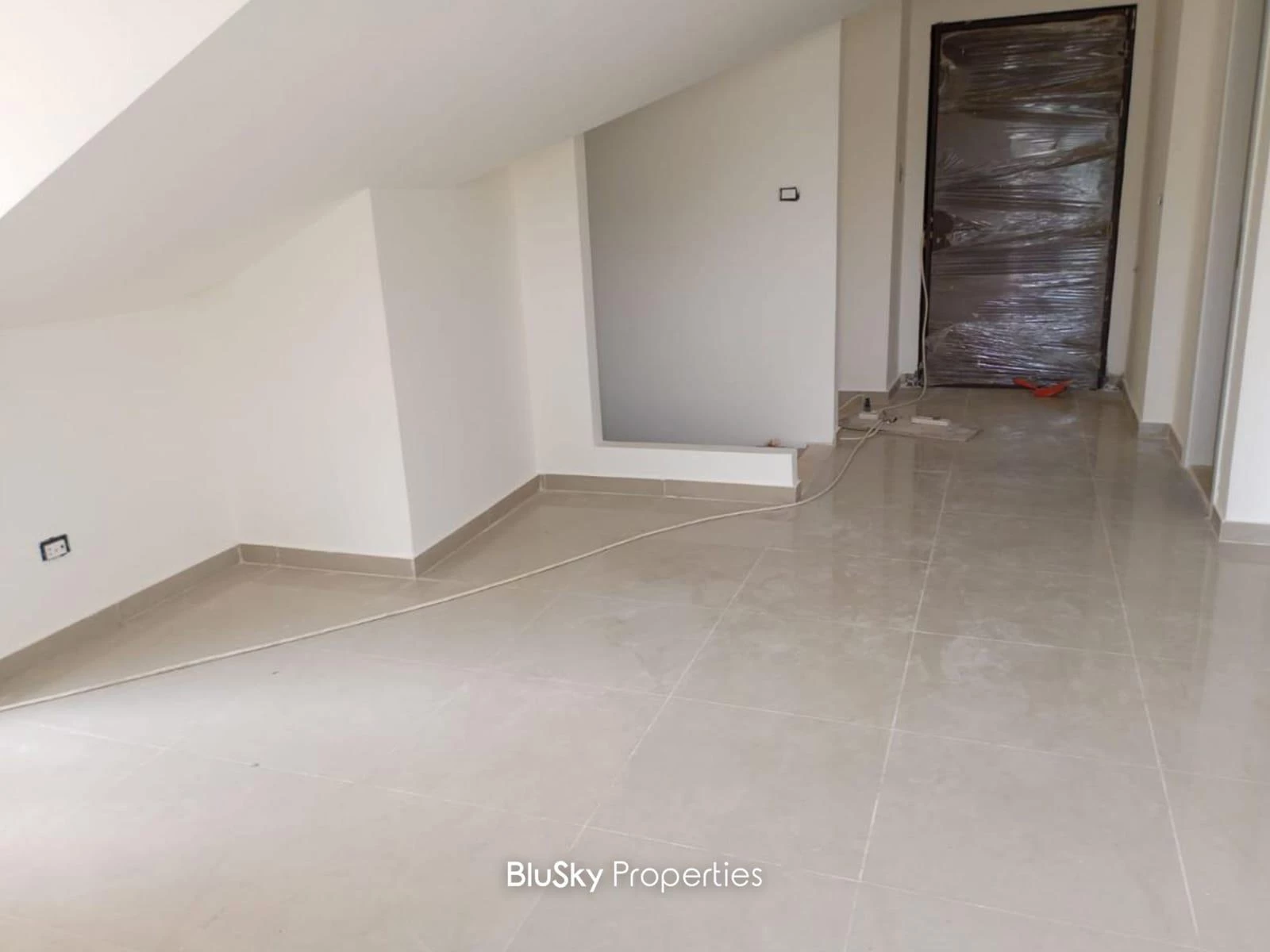 Duplex 270m² Terrace for Sale in Halat