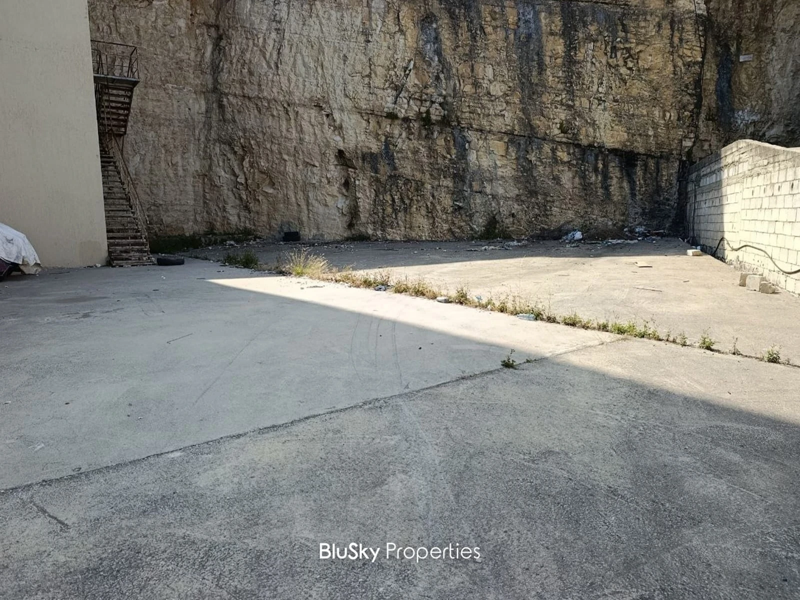 Warehouse 600m² with Terrace for Rent in Halat — photo 2