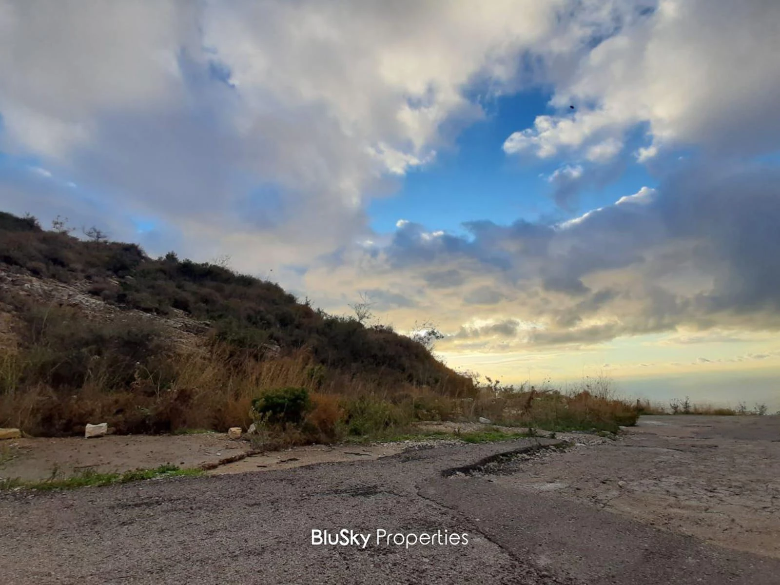 Land 840m² for Sale in Halat