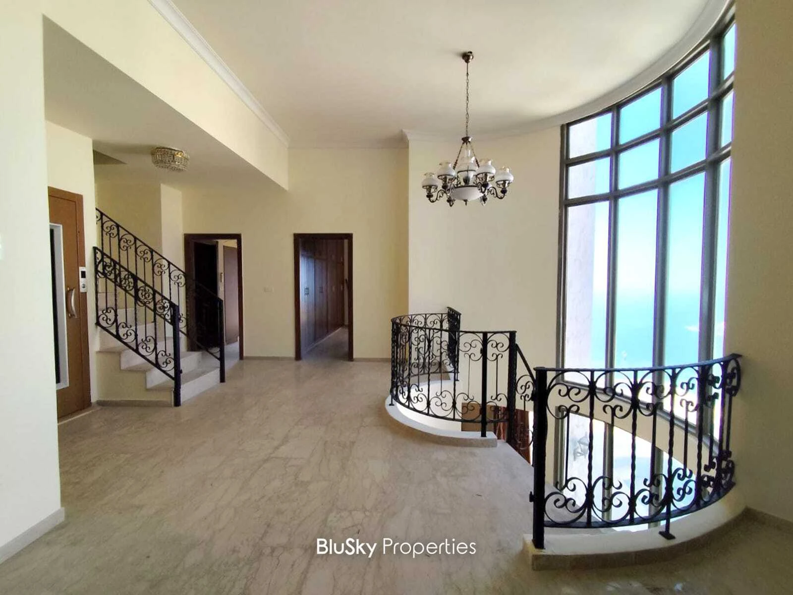 Villa 700m² Terrace for Sale in Harissa