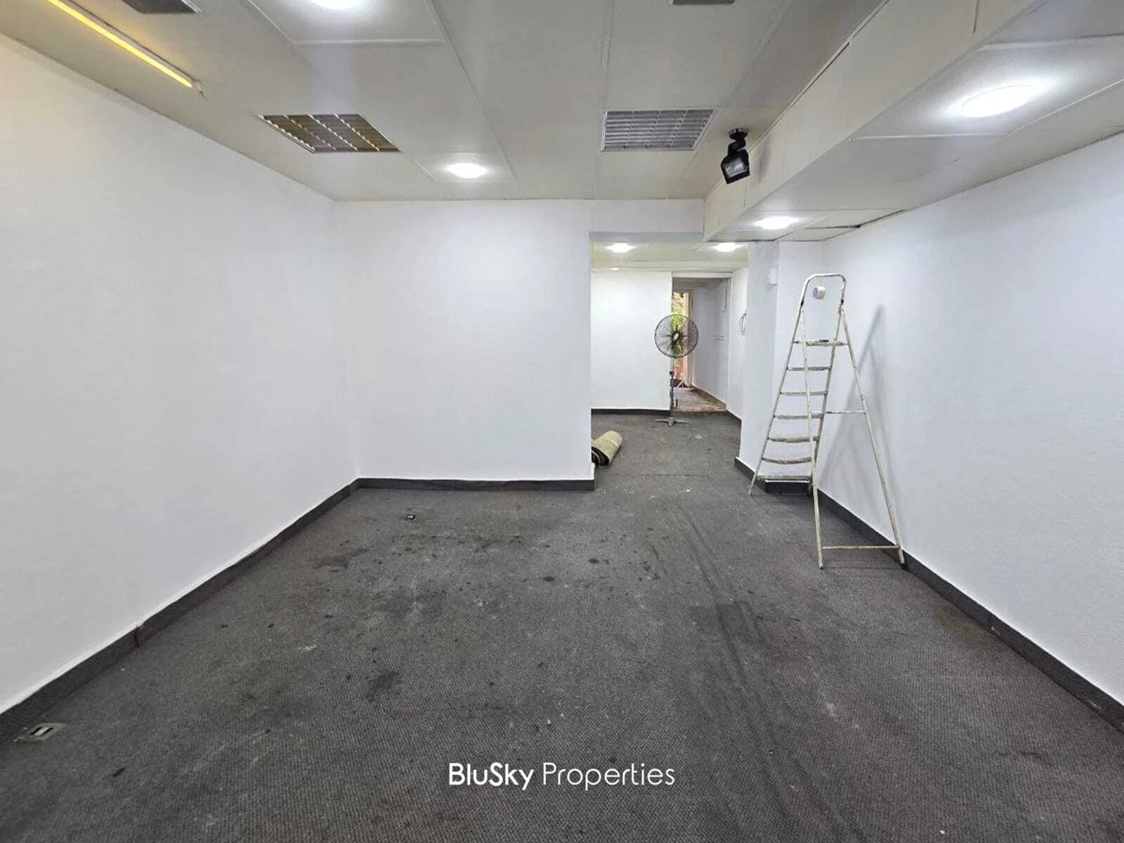 Shop 110m² for Sale in Hazmieh — photo 3