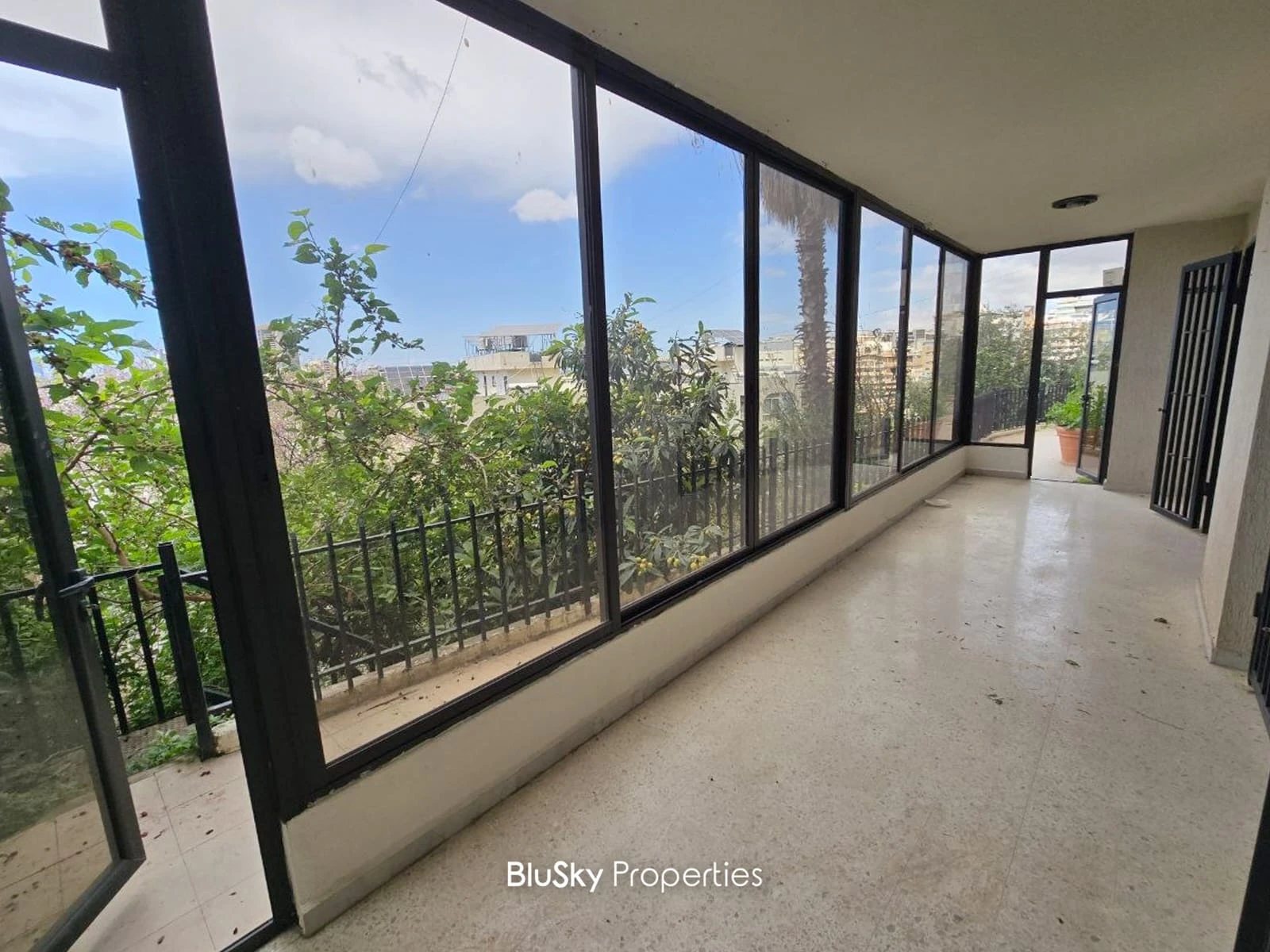 Apartment 200m² with Terrace for Sale in Hazmieh — photo 3