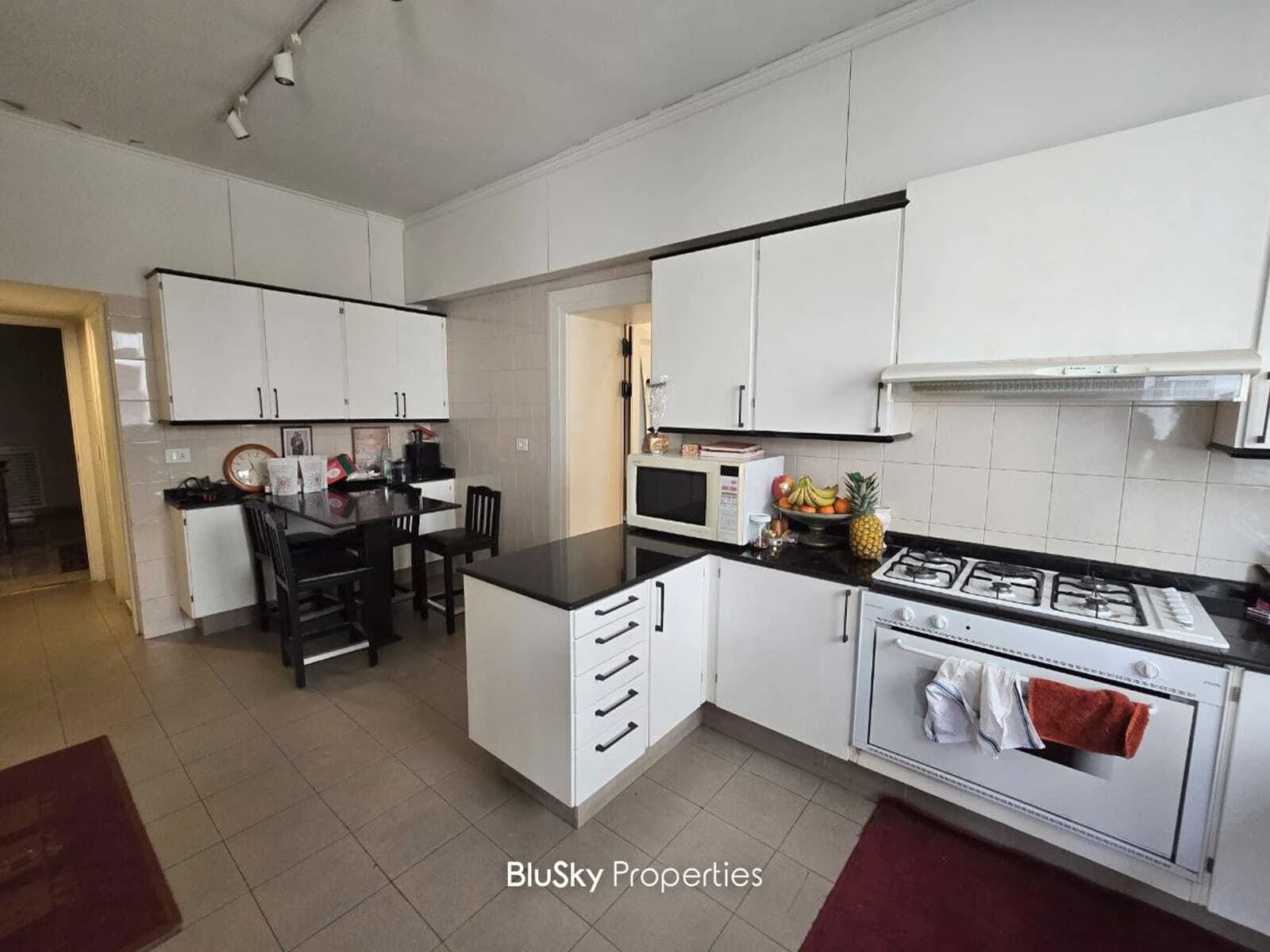 Apartment 300m² for Sale in Hazmieh — photo 5