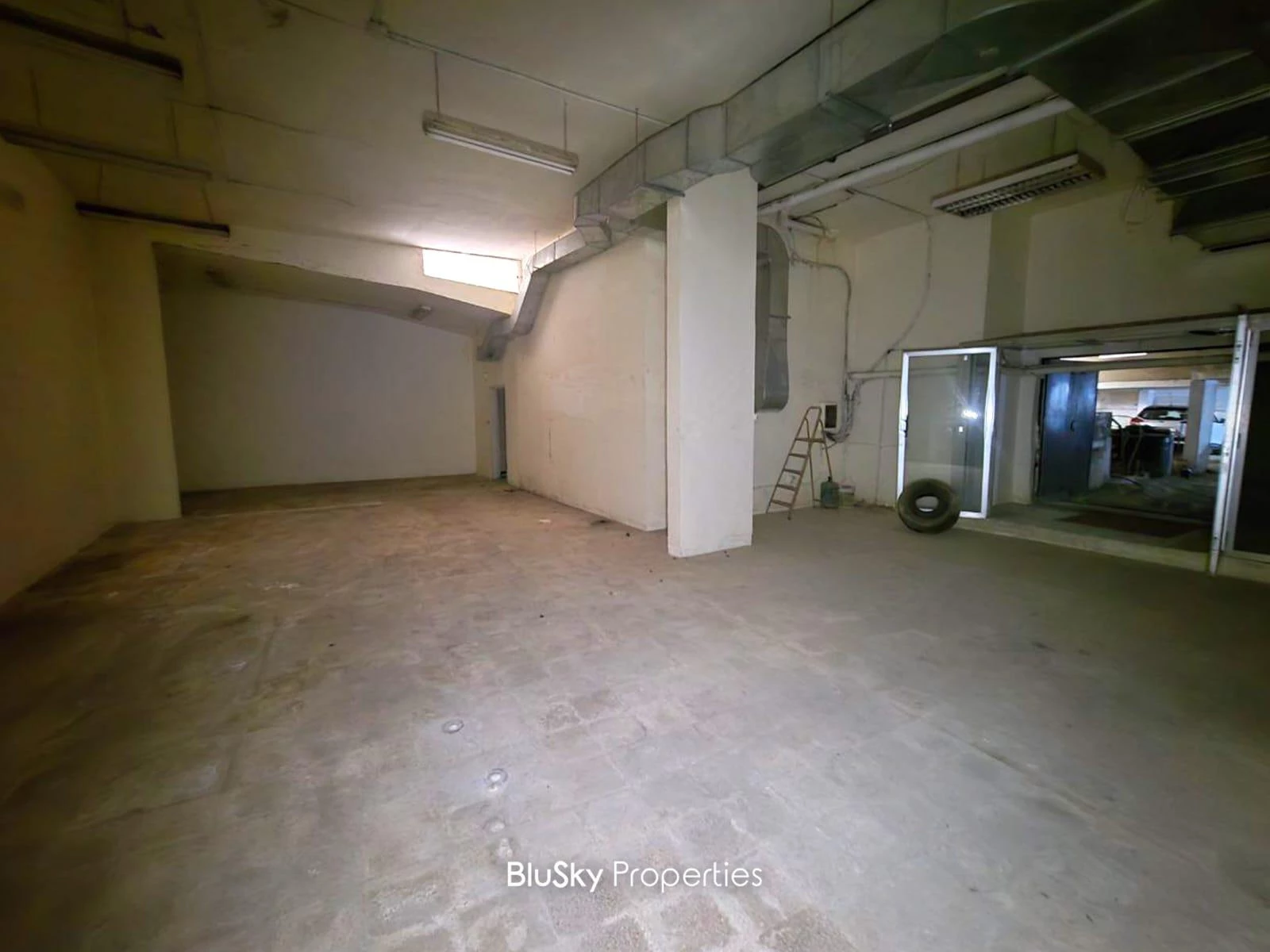 Warehouse 350m² for Rent in Hazmieh