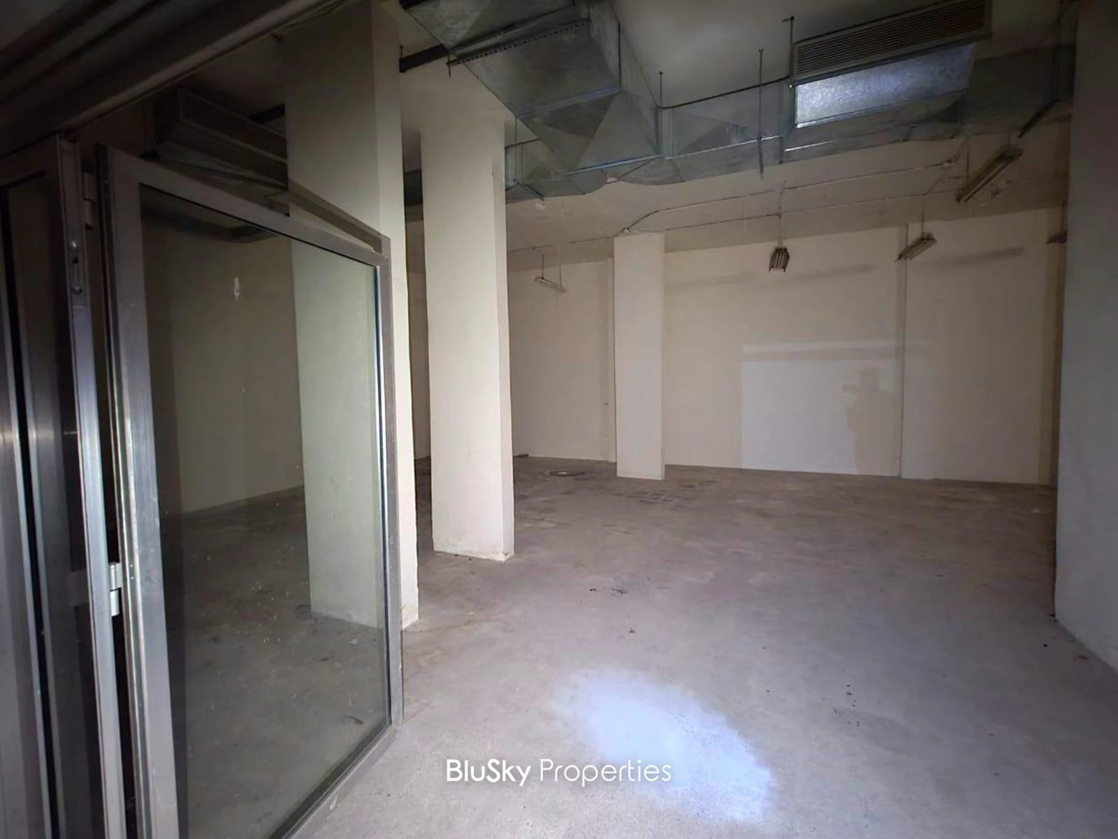 Warehouse 350m² for Rent in Hazmieh — photo 2