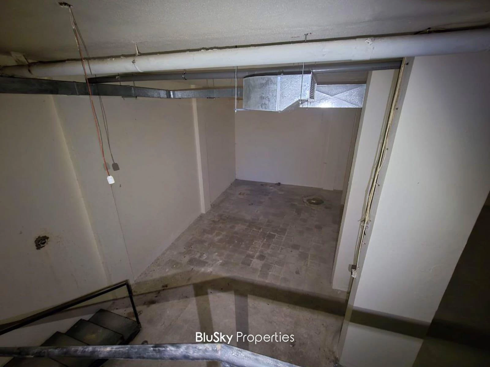 Warehouse 350m² for Rent in Hazmieh — photo 3