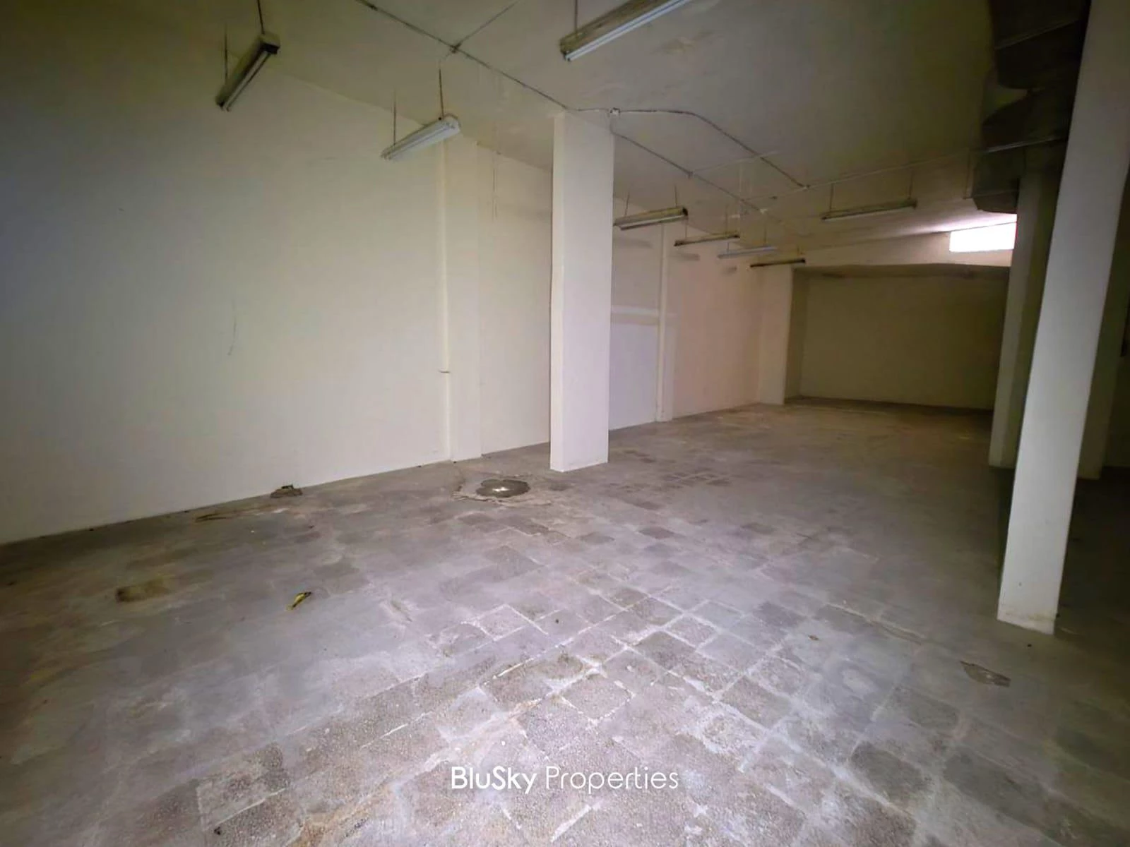 Warehouse 350m² for Rent in Hazmieh — photo 4