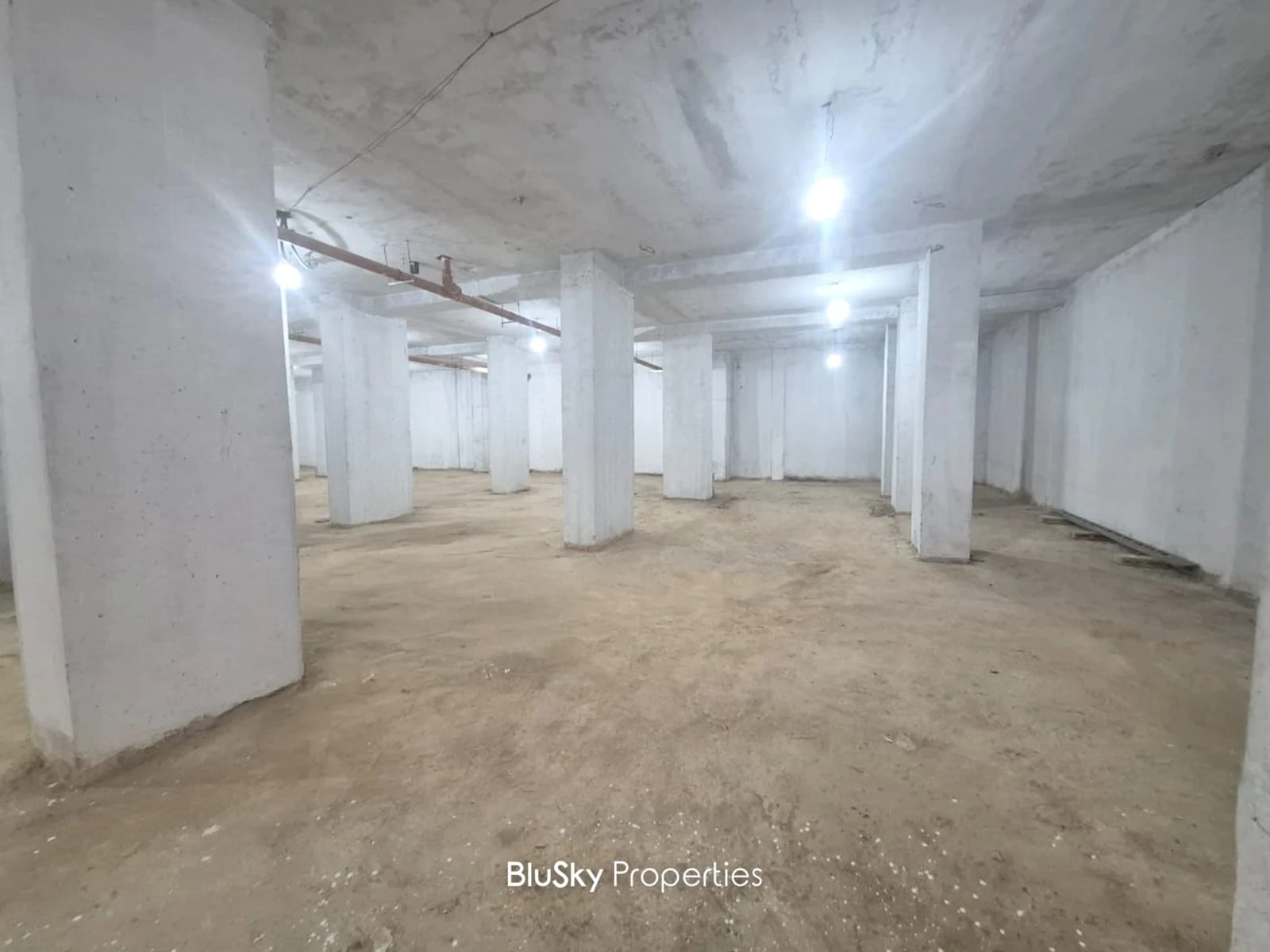 Warehouse 740m² for Sale in Hazmieh — photo 2