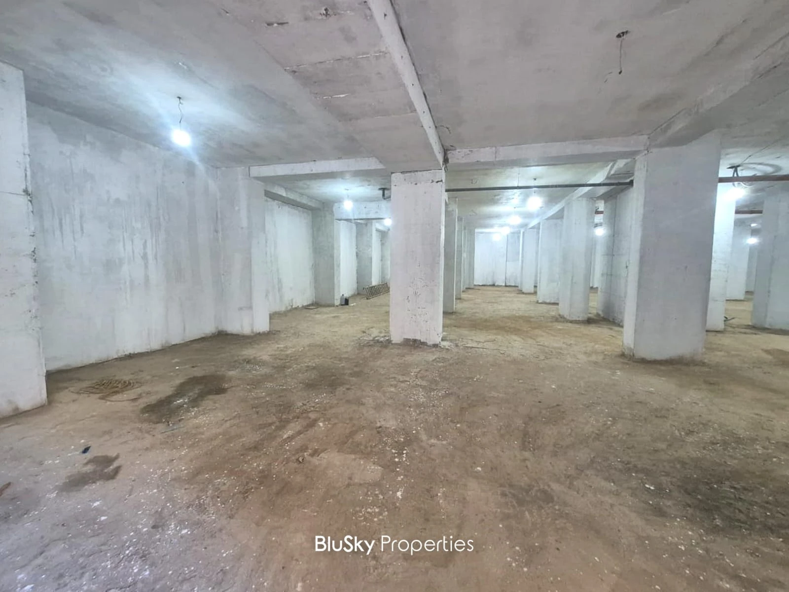 Warehouse 740m² for Sale in Hazmieh — photo 3