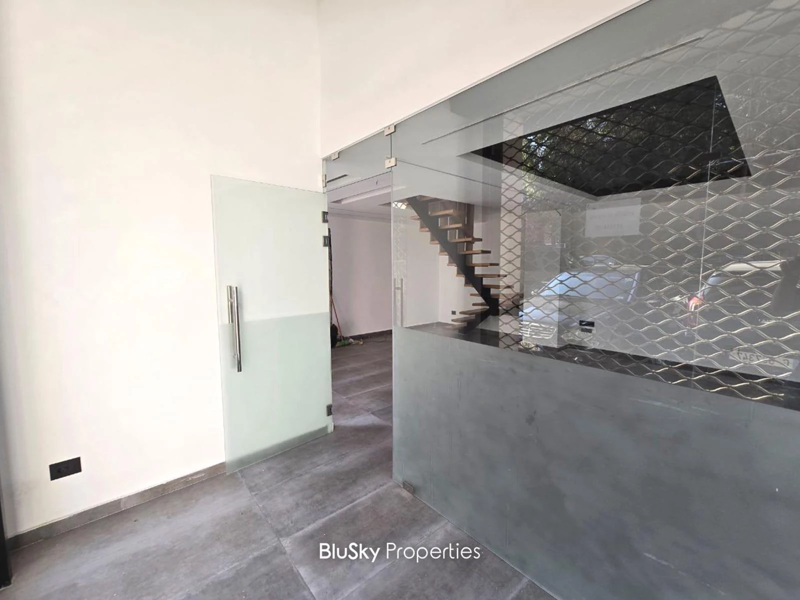 Shop 85m² Duplex for Rent in Hazmieh