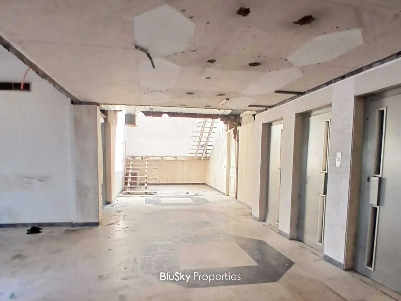Penthouse 1,120m² Triplex for Rent in Haret Sakher