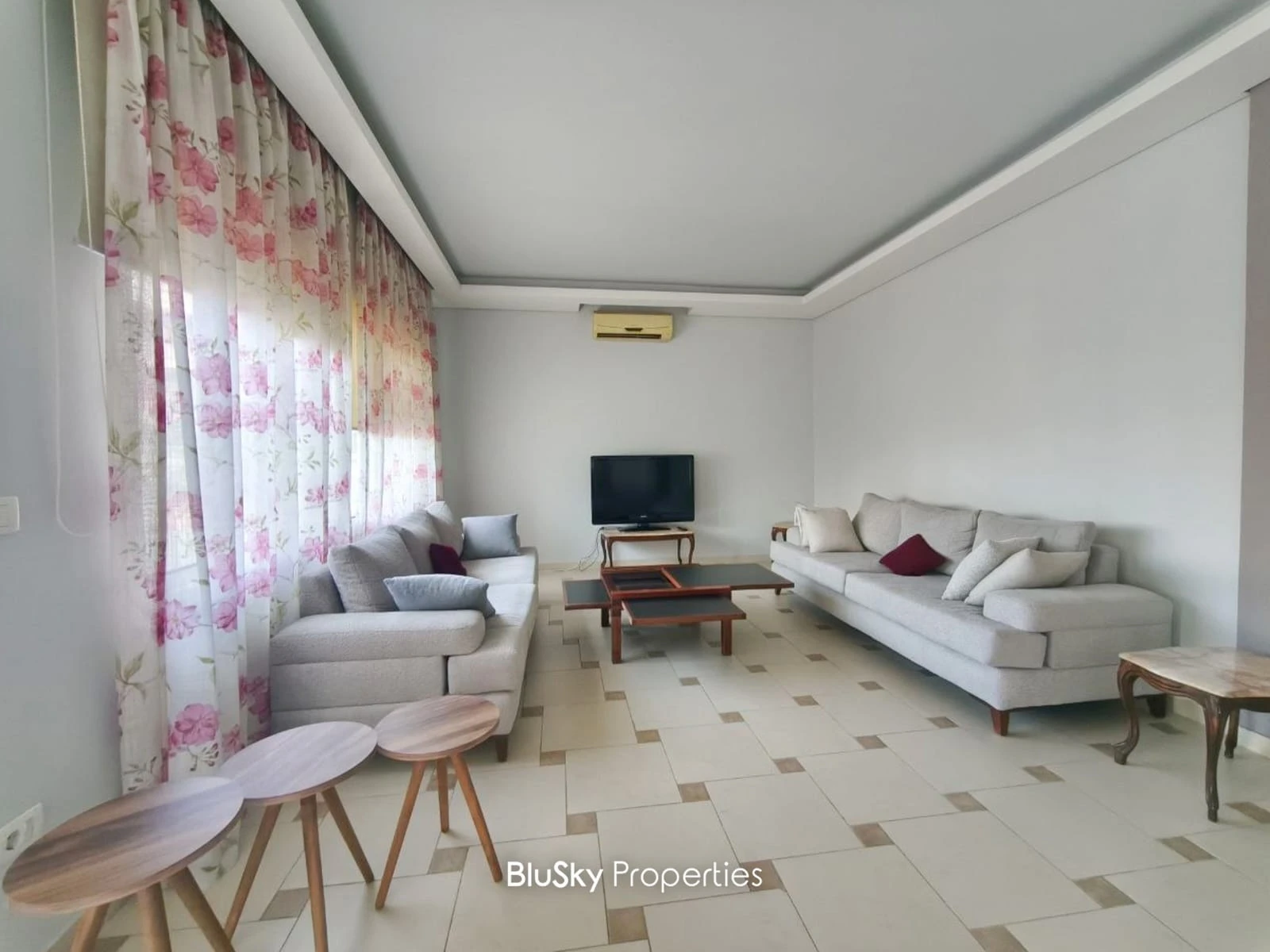 Apartment 140m² with Sea View for Rent in Haret Sakher