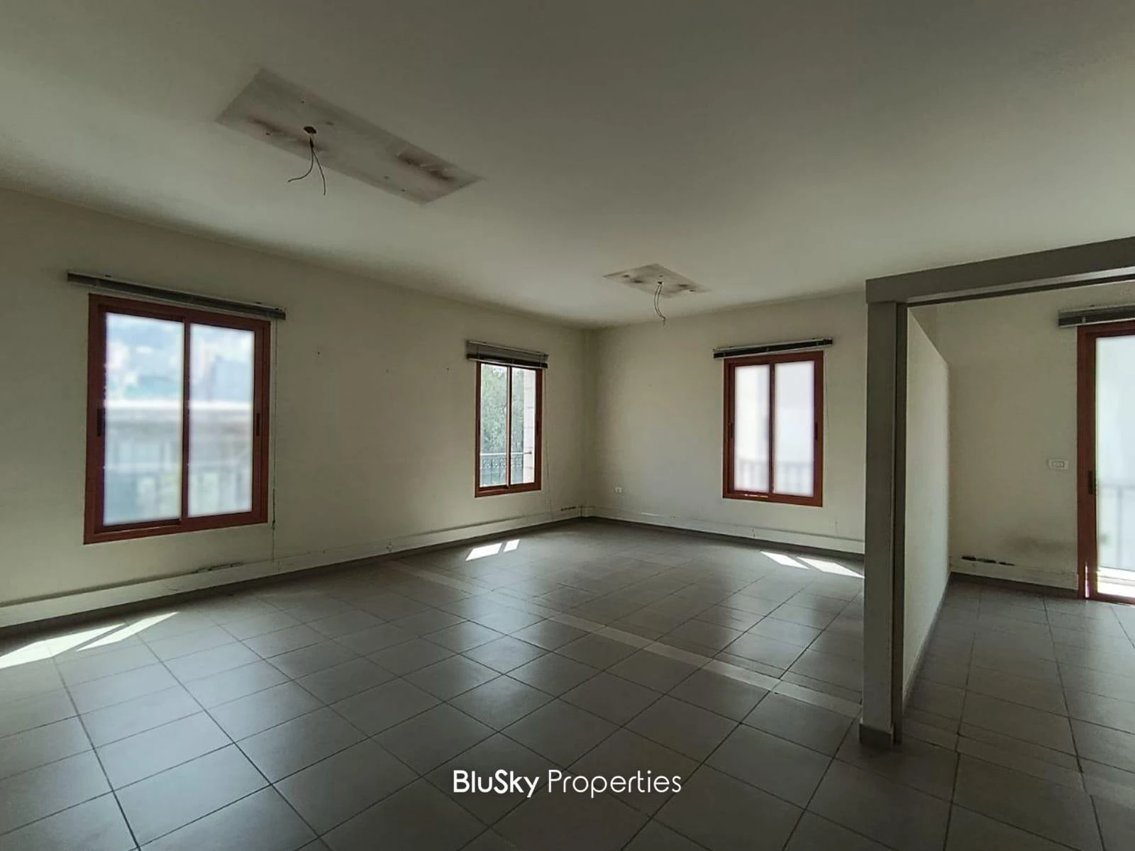 Office 200m² for Rent in Haret Sakher