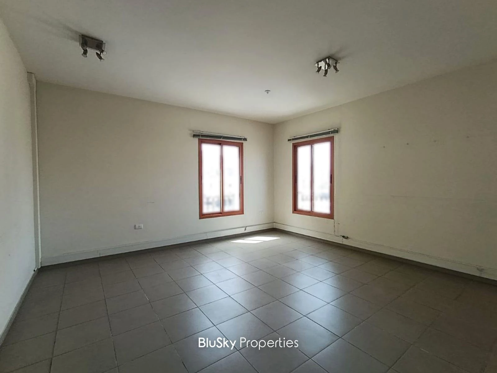 Office 200m² for Rent in Haret Sakher — الصورة 3