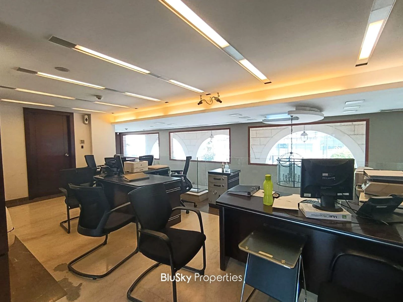 Shop 280m² for Rent in Haret Sakher