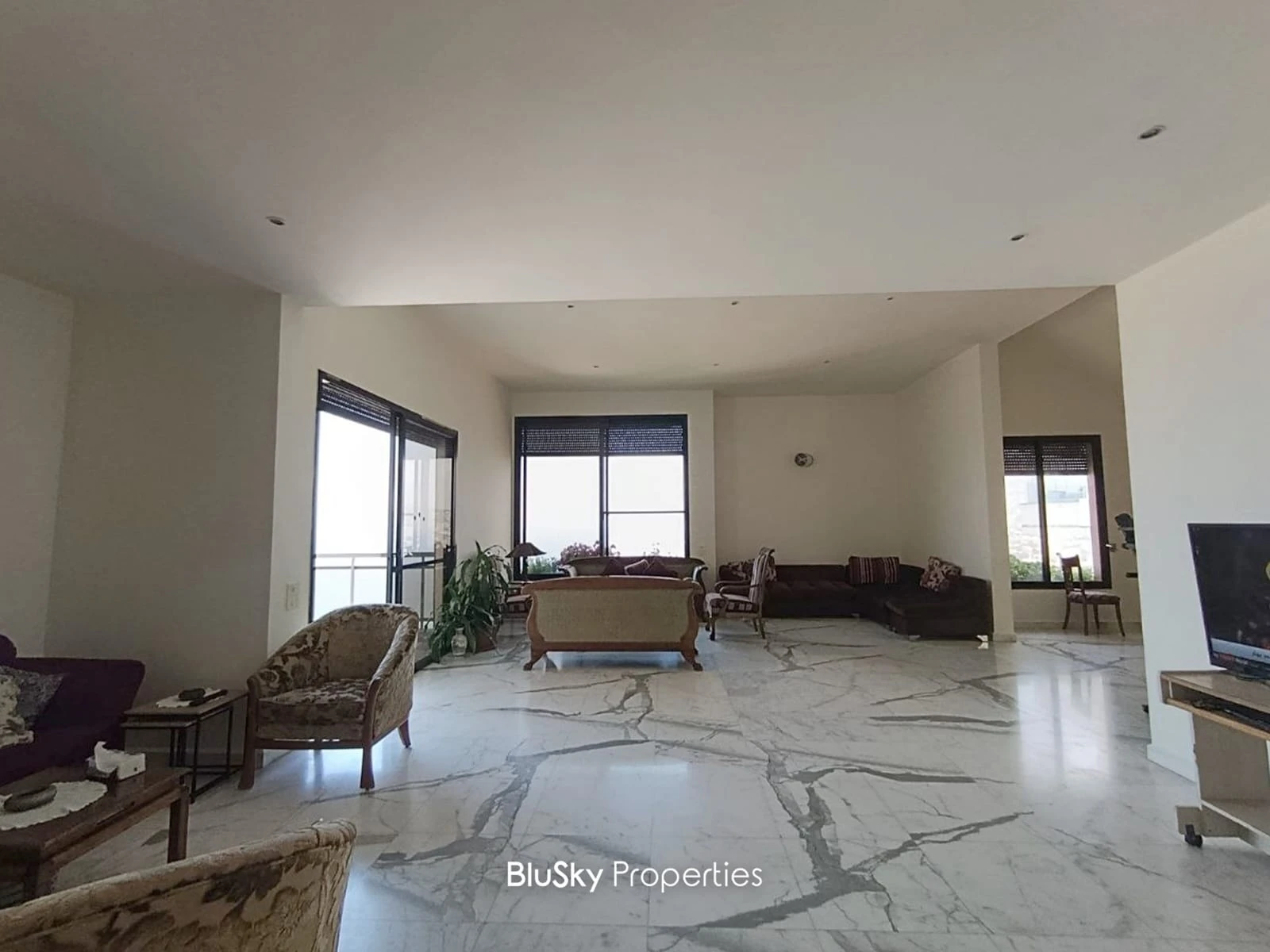 Apartment 300m² with Sea View for Sale in Haret Sakher