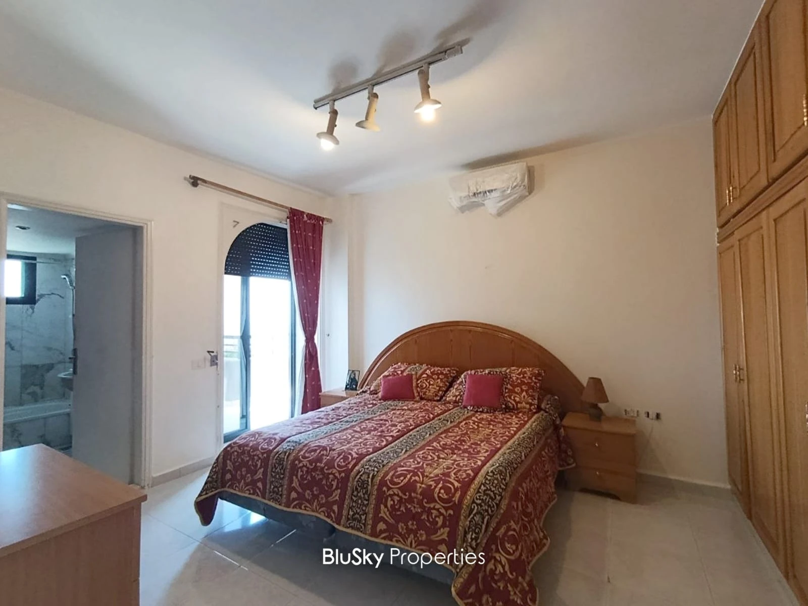 Apartment 300m² with Sea View for Sale in Haret Sakher — الصورة 5