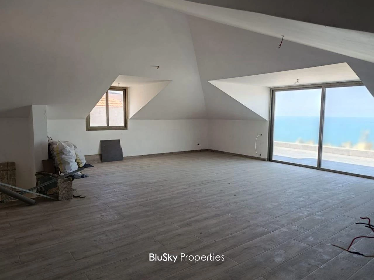 Duplex 310m² Sea View for Sale in Haret Sakher — photo 2