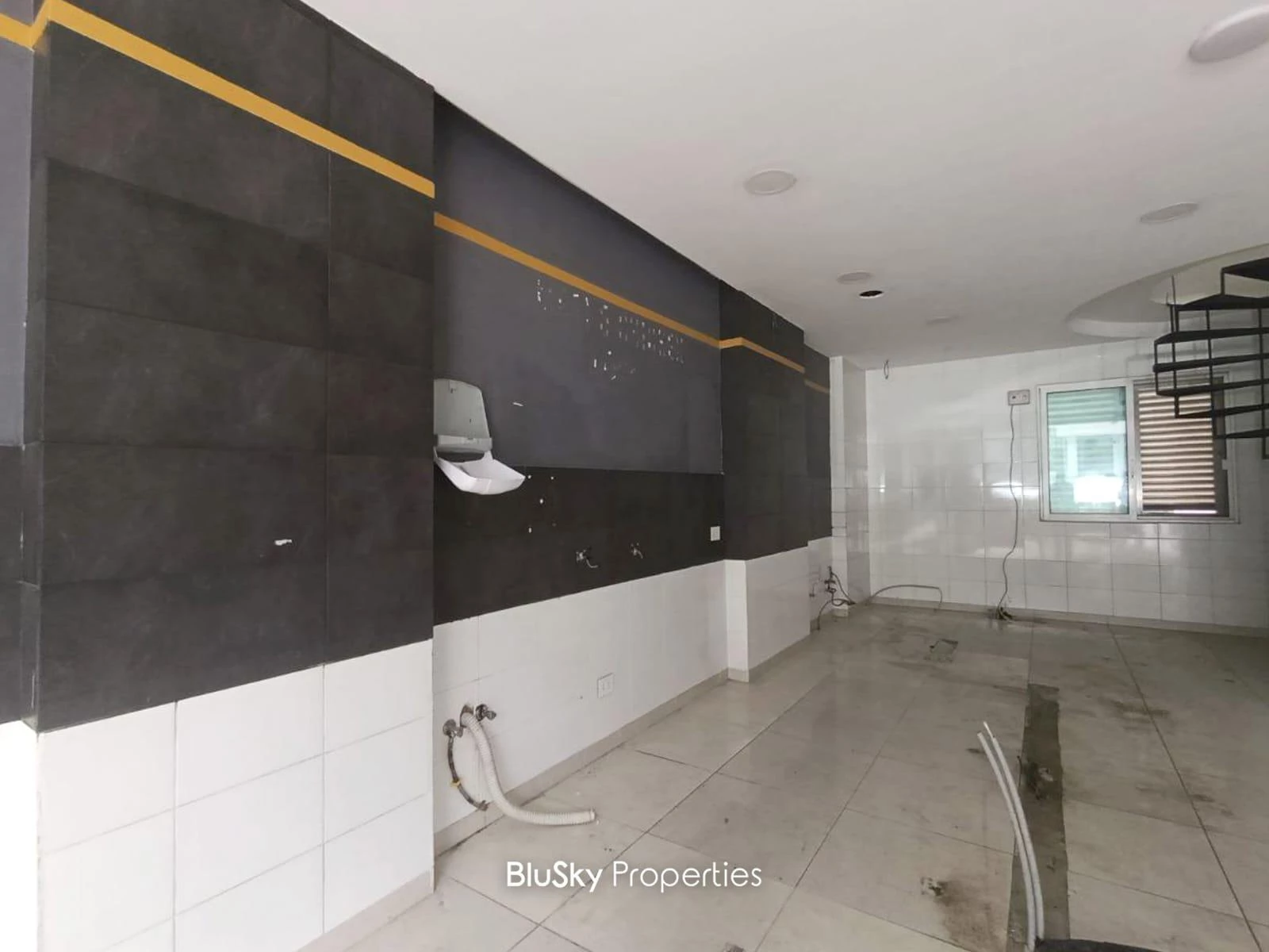 Shop 95m² for Sale in Haret Sakher