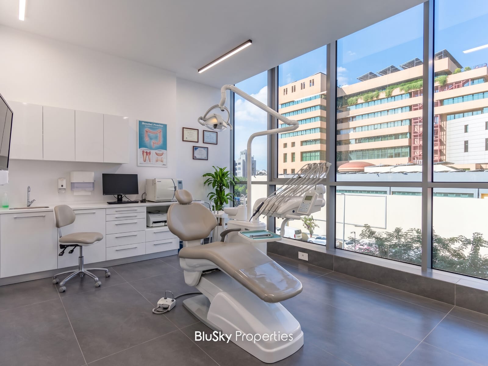 Office 100m² for Rent in Horch Tabet