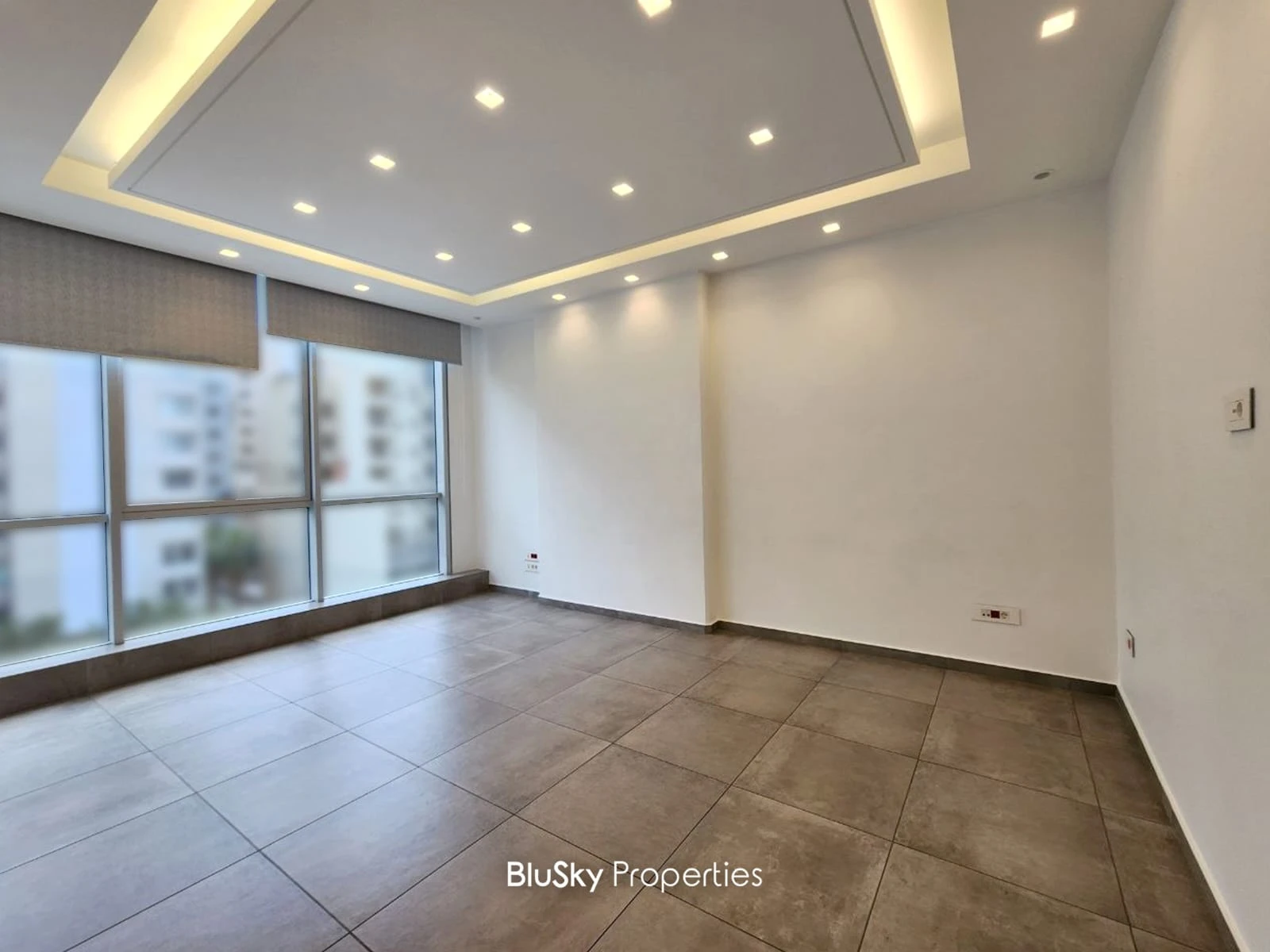 Office 100m² for Rent in Horch Tabet