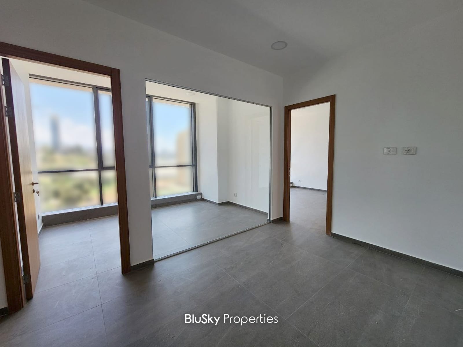 Office 100m² for Rent in Horch Tabet