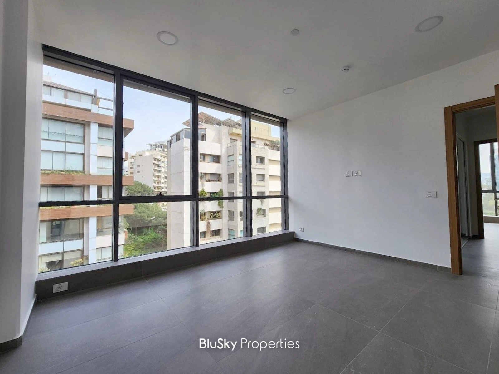 Office 100m² for Sale in Horch Tabet