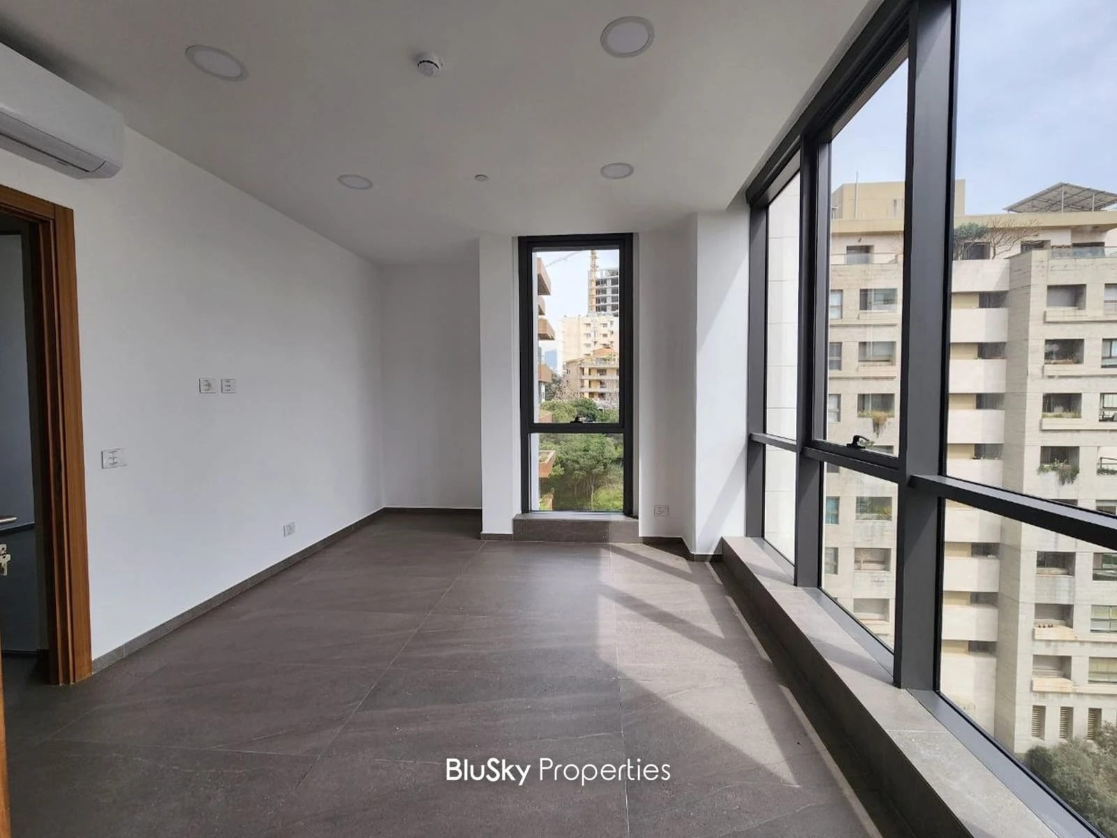 Office 100m² for Sale in Horch Tabet — photo 3