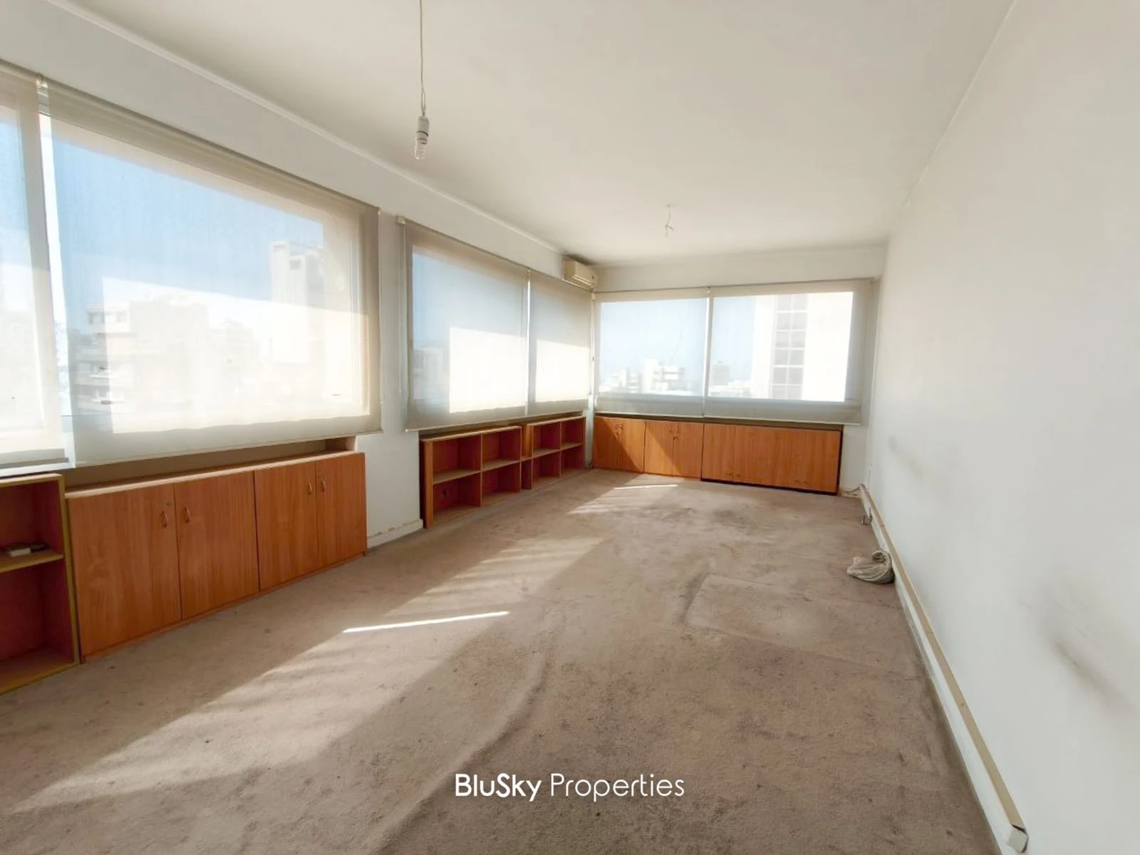 Office 130m² for Rent in Horch Tabet