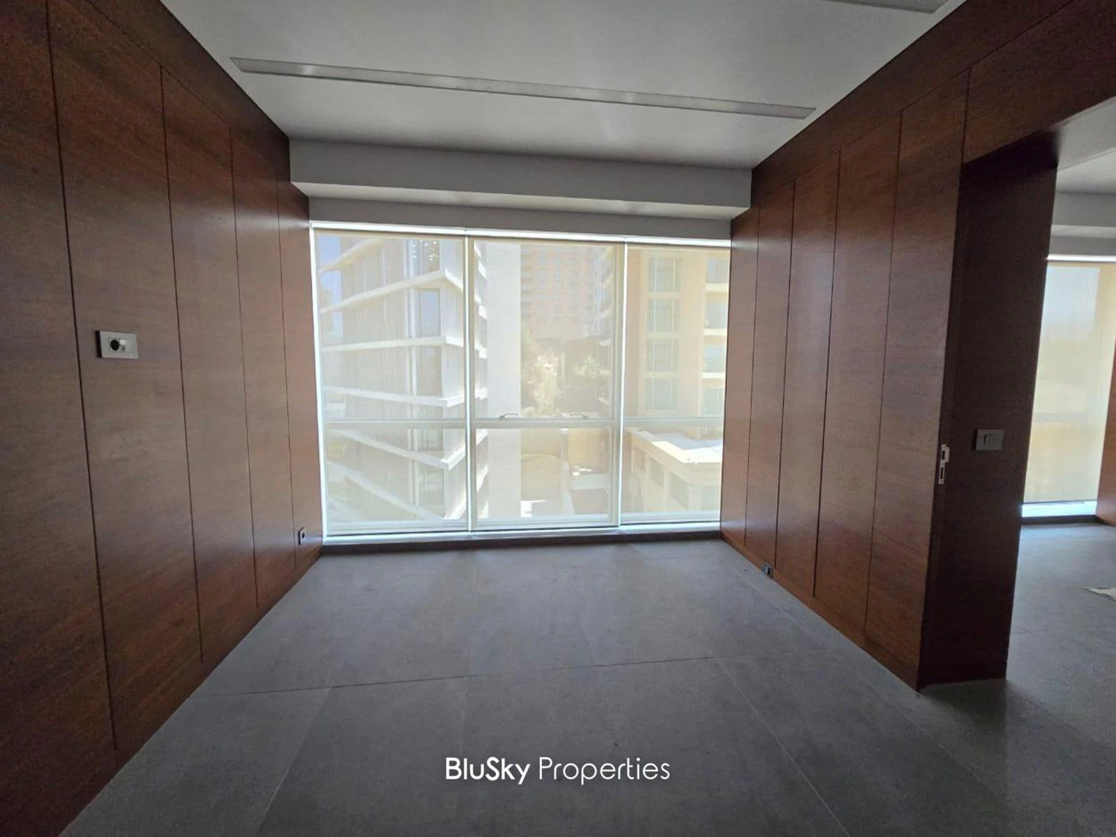 Office 160m² for Rent in Horch Tabet