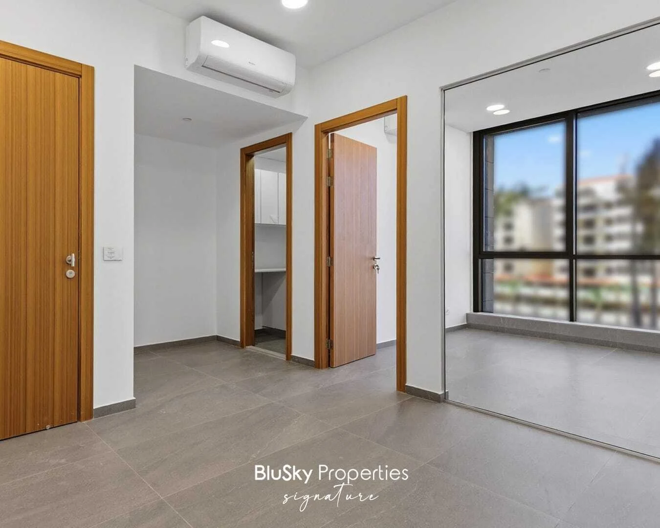 Office 220m² for Rent in Horch Tabet