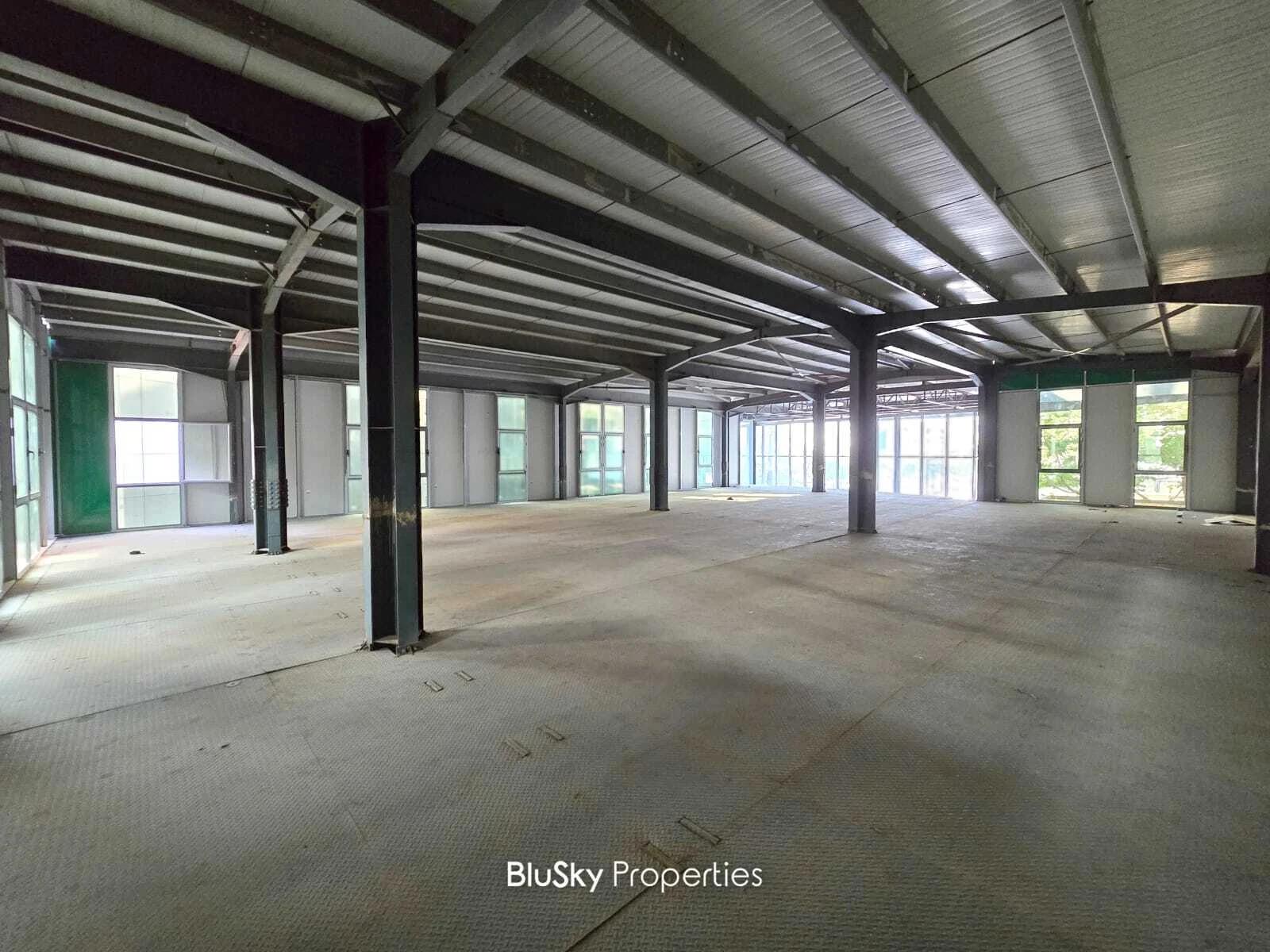 Showroom 700m² for Rent in Horch Tabet