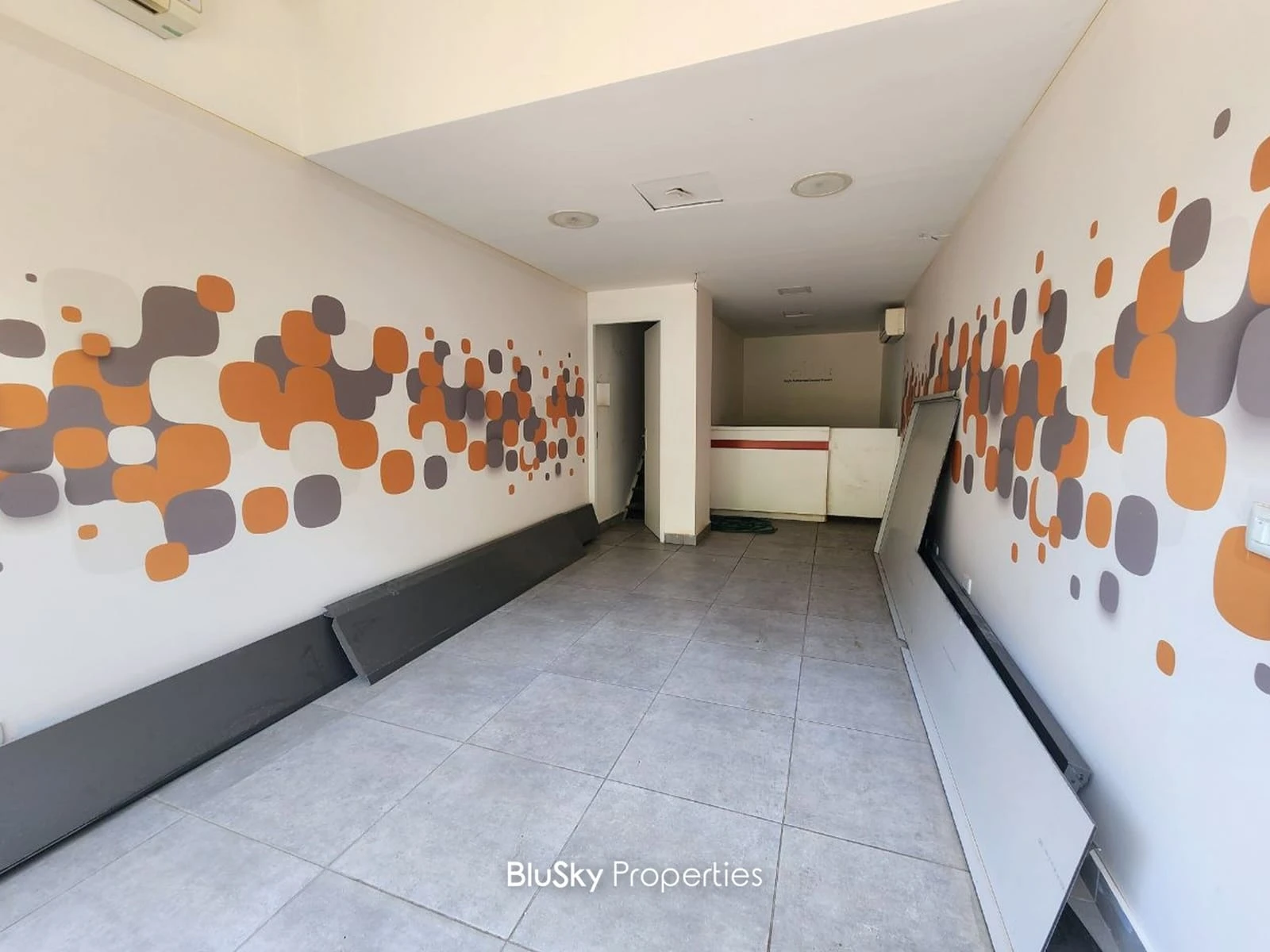 Shop 85m² for Rent in Horch Tabet