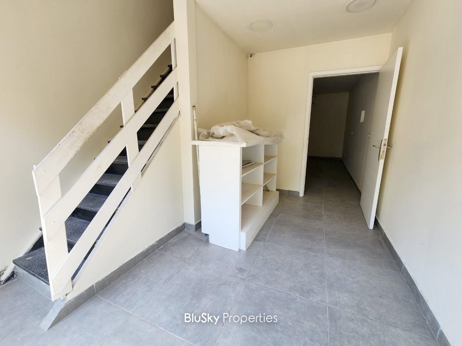 Shop 85m² for Rent in Horch Tabet