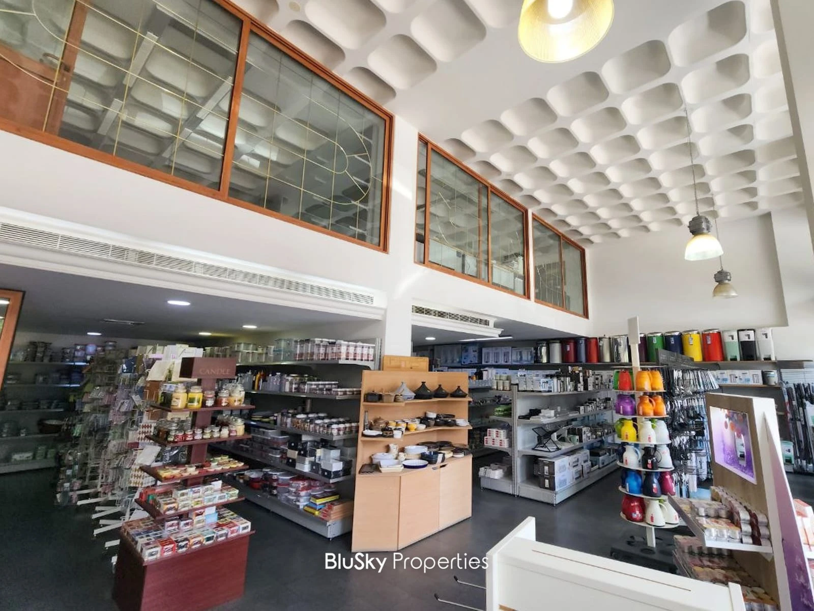 Shop 900m² for Sale in Horch Tabet