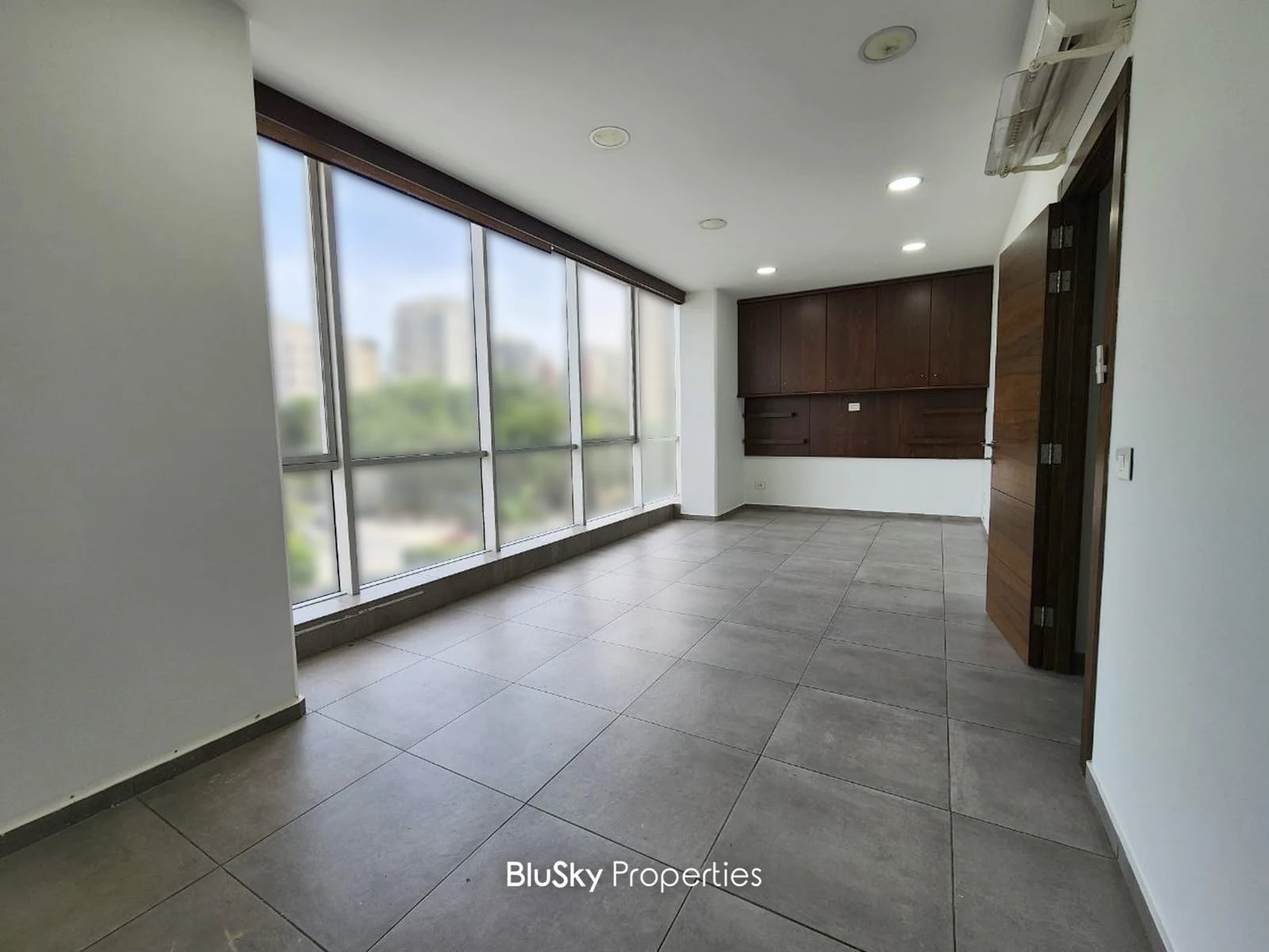 Office 90m² for Rent in Horch Tabet