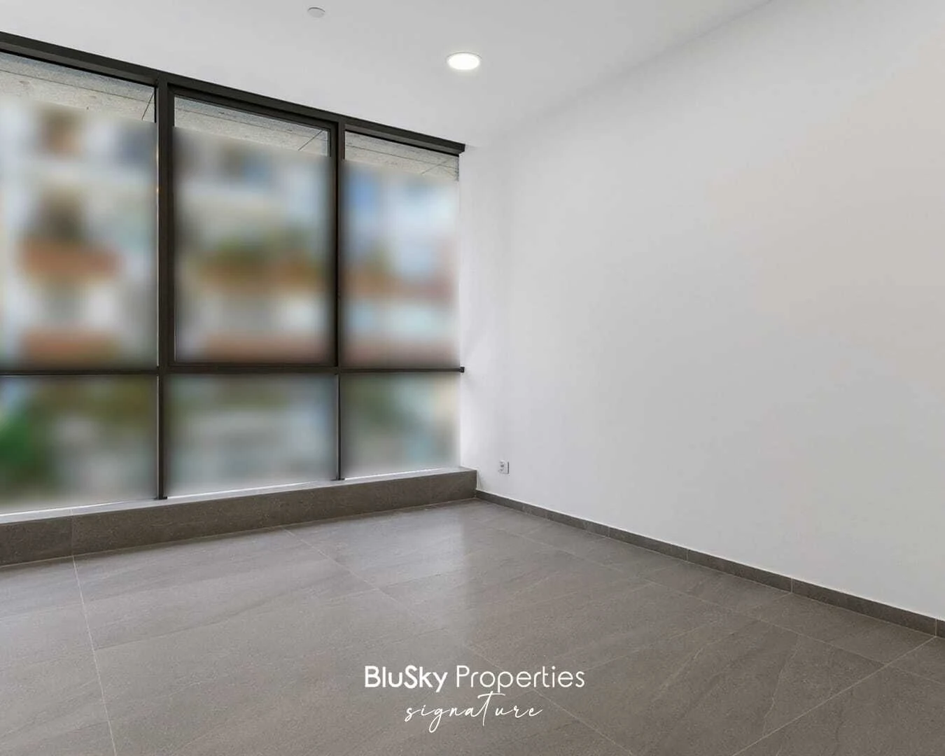 Office 97m² for Rent in Horch Tabet