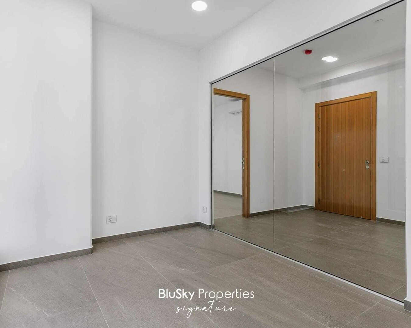 Office 97m² for Rent in Horch Tabet — الصورة 2