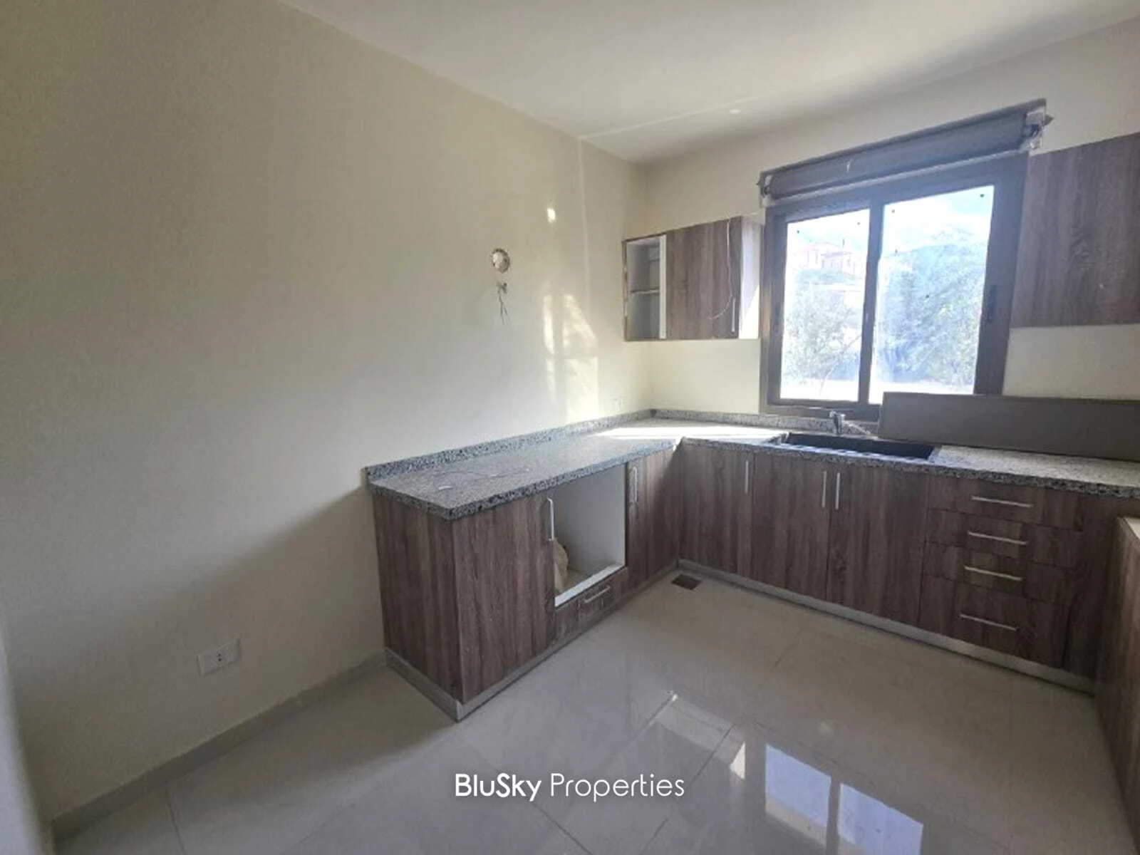 Villa 135m² Garden for Sale in Jamhour — الصورة 2