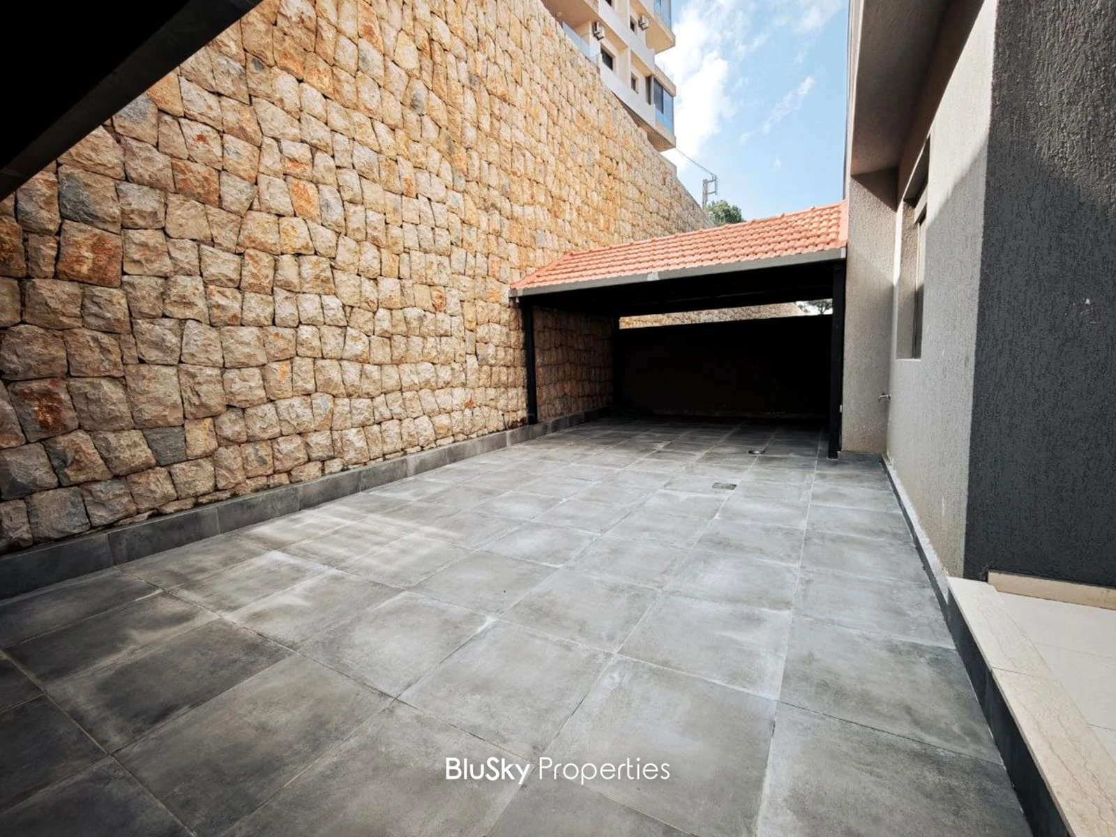 Apartment 140m² with Terrace for Sale in Jouret El Ballout — الصورة 3