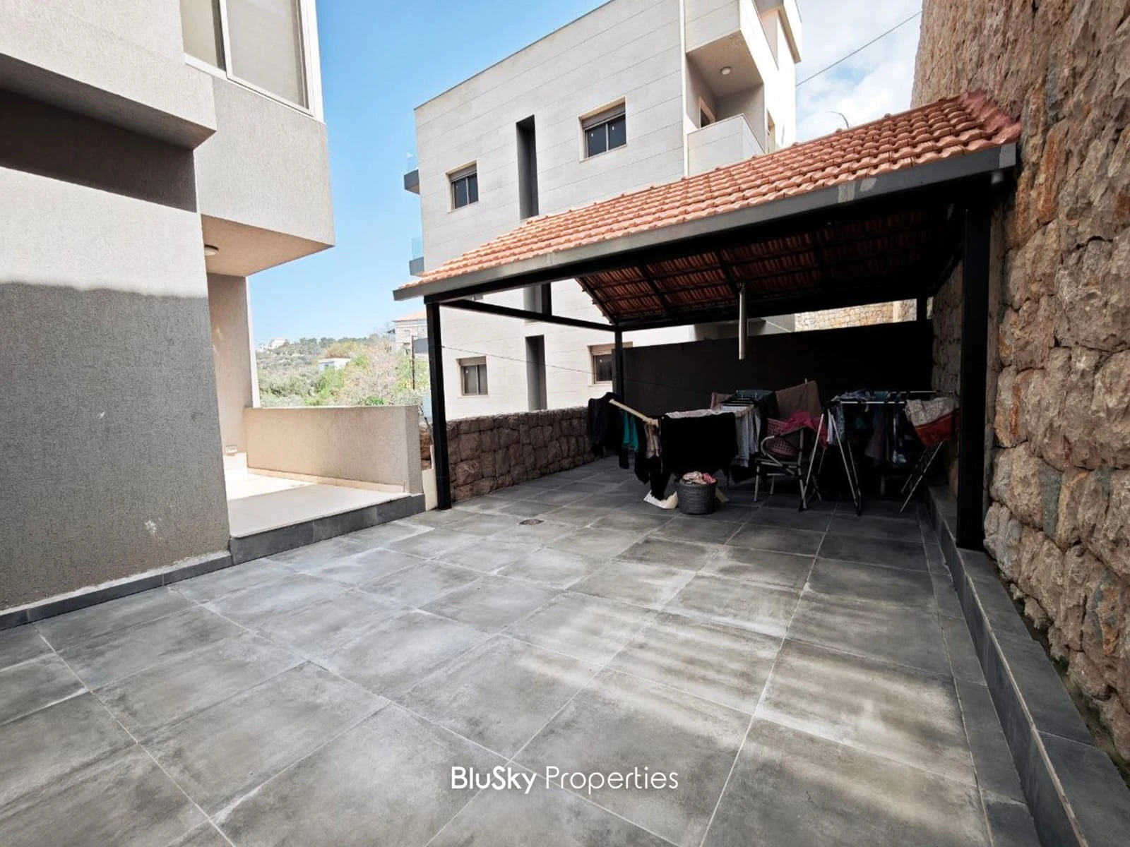 Apartment 140m² with Terrace for Sale in Jouret El Ballout — الصورة 4