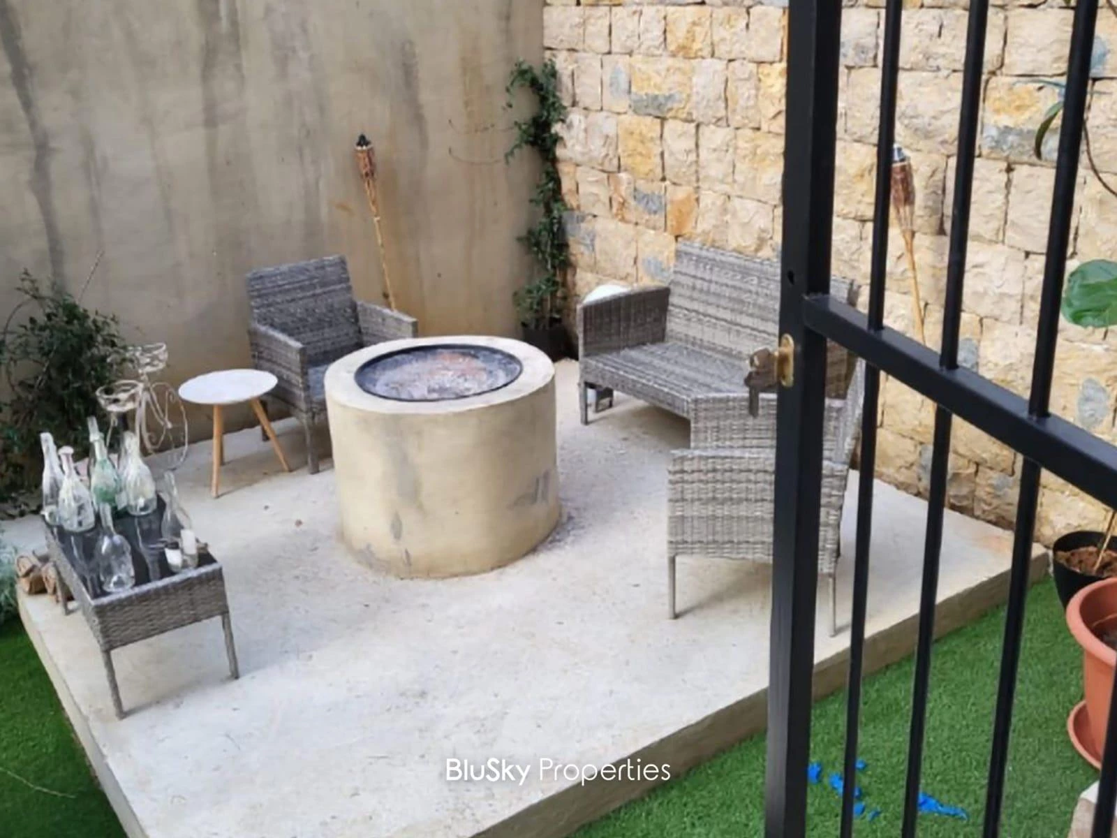 Apartment 145m² Terrace for Rent in Jouret El Ballout — الصورة 3