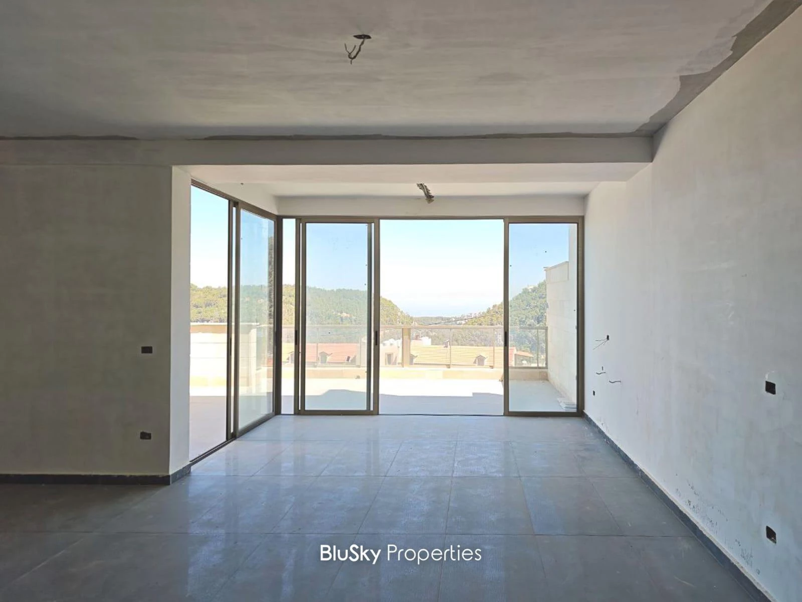 Apartment 150m² Terrace for Sale in Jouret El Ballout
