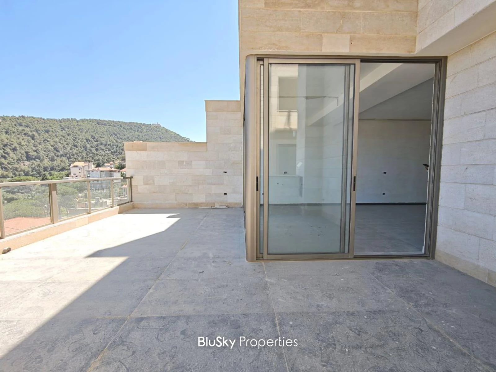 Apartment 150m² Terrace for Sale in Jouret El Ballout — photo 2