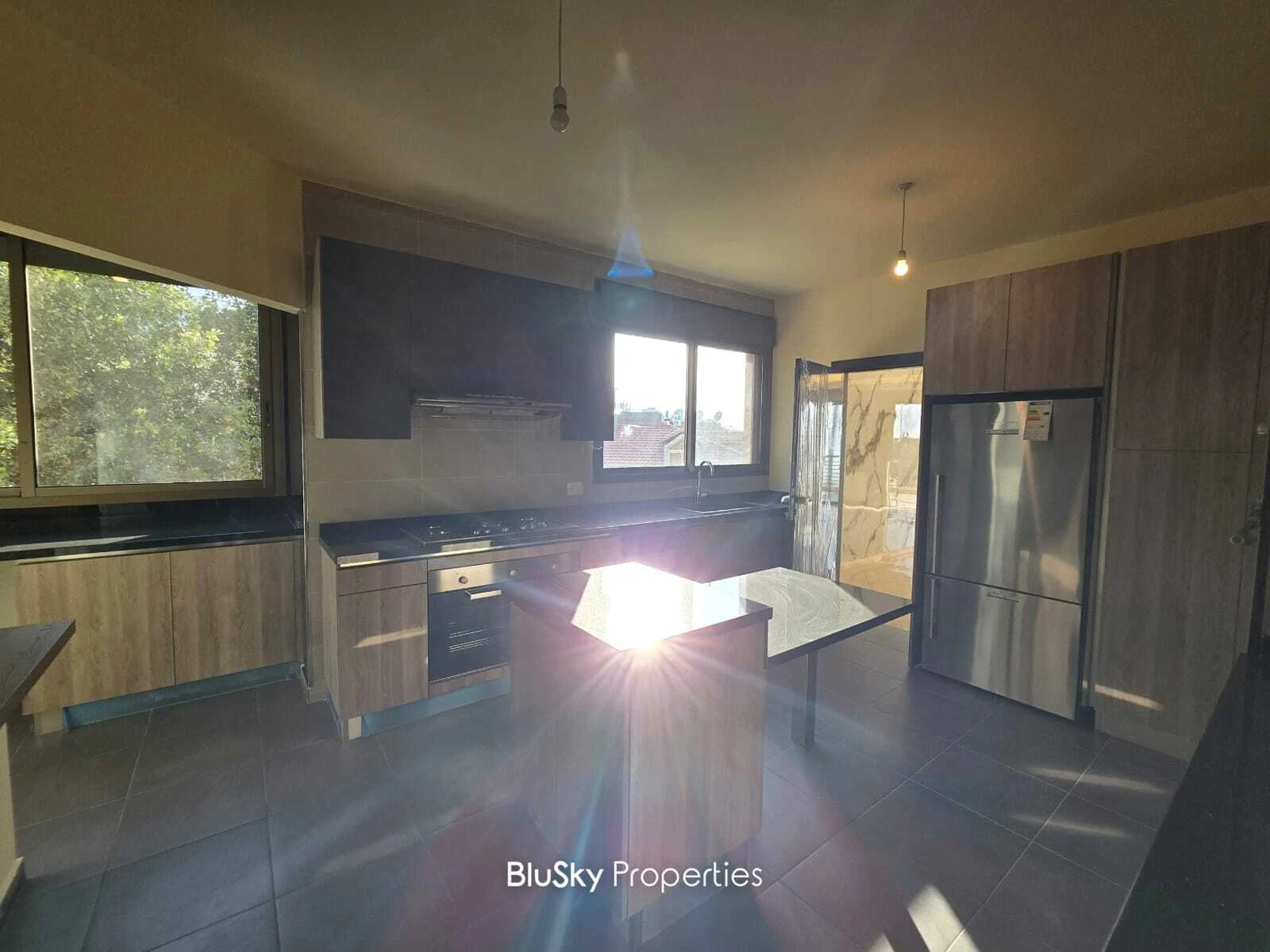 Apartment 280m² Sea View for Sale in Jouret El Ballout — photo 4
