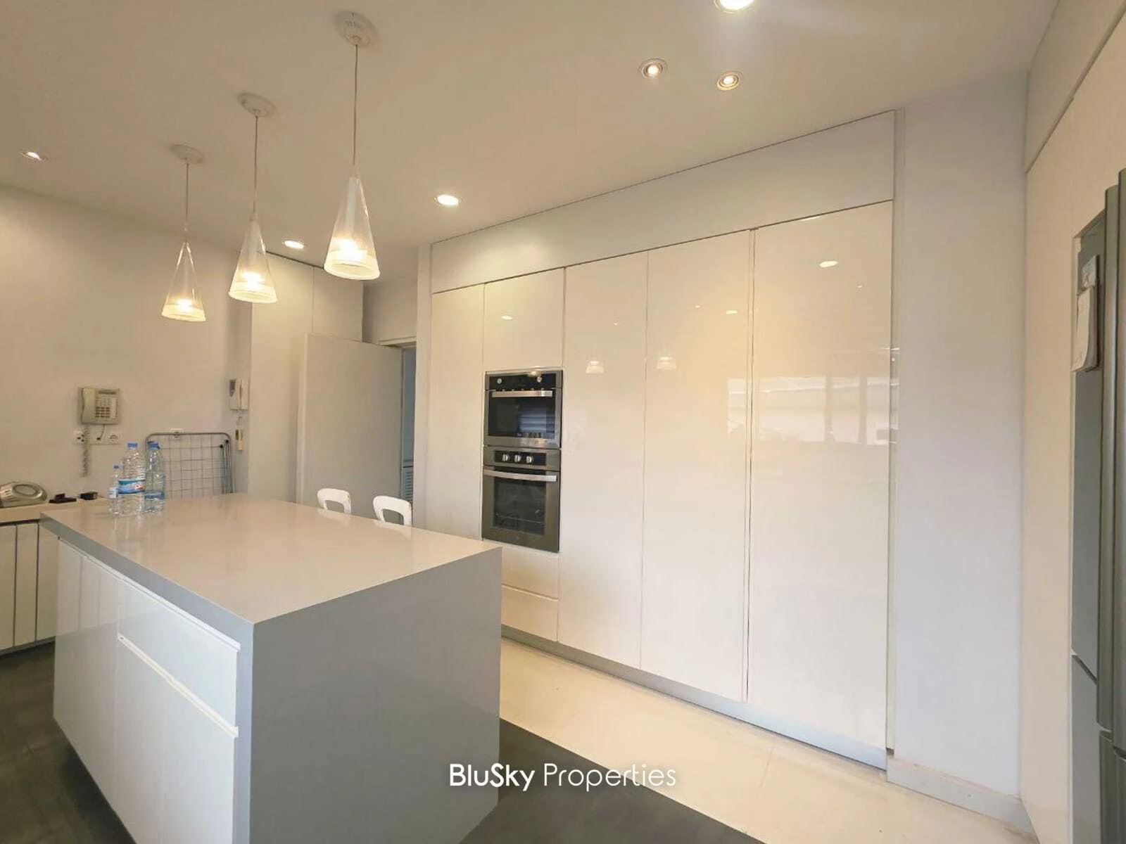 Apartment 300m² for Rent in Jouret El Ballout — الصورة 2
